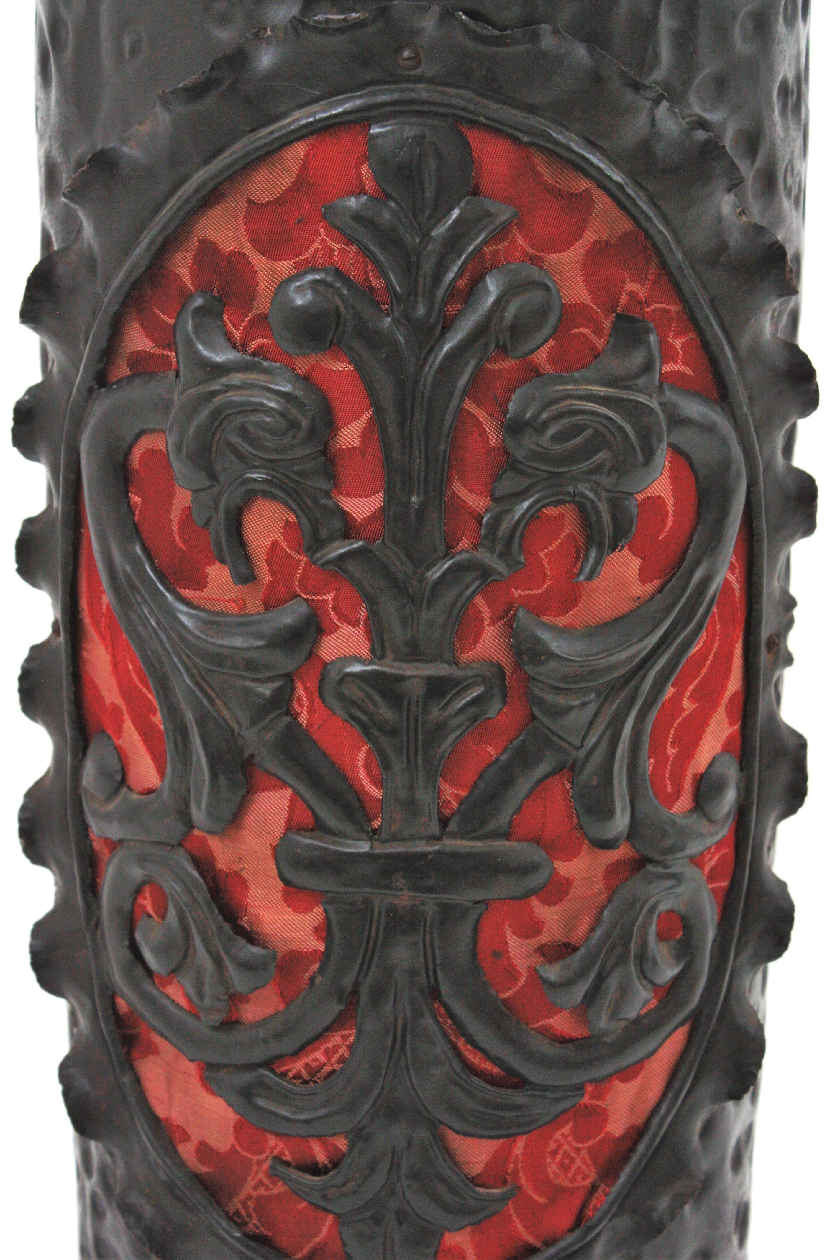 Paragüero de hierro de renacimiento español con detalle de escudo de los Dragones, 1940 en Bueno estado para la venta en Barcelona, ES