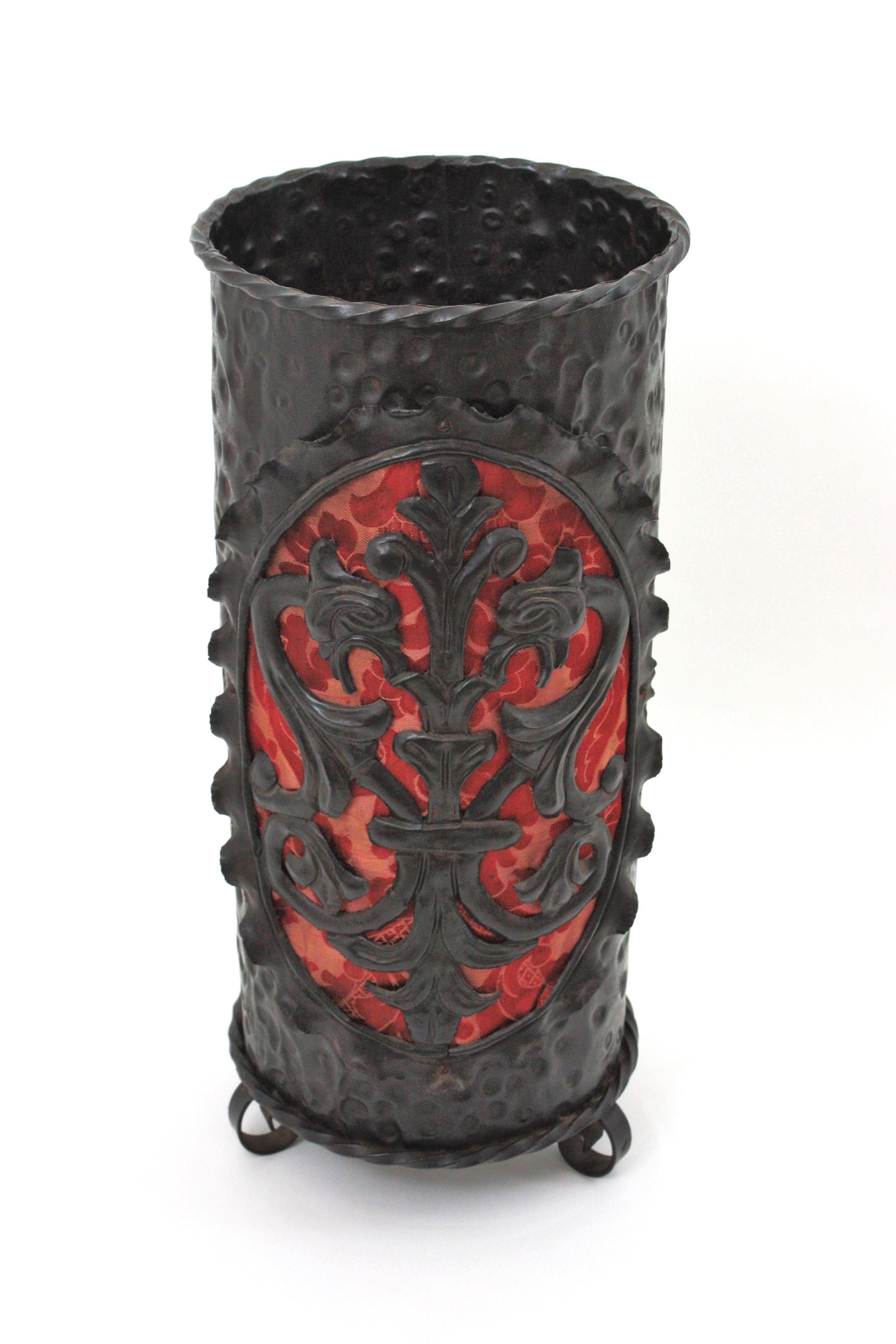 Paragüero de hierro de renacimiento español con detalle de escudo de los Dragones, 1940 siglo XX en venta