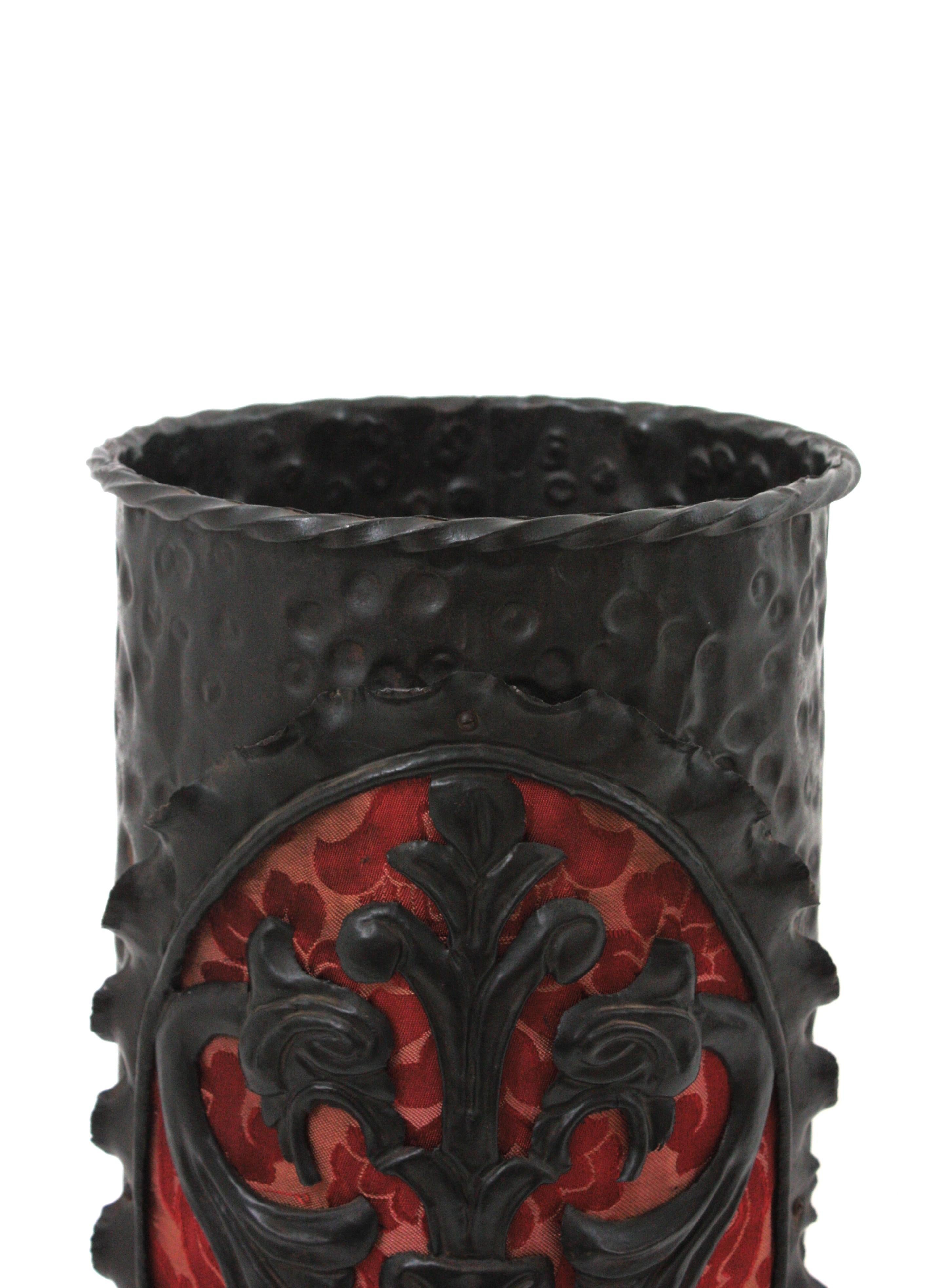 Paragüero de hierro de renacimiento español con detalle de escudo de los Dragones, 1940 Hierro en venta