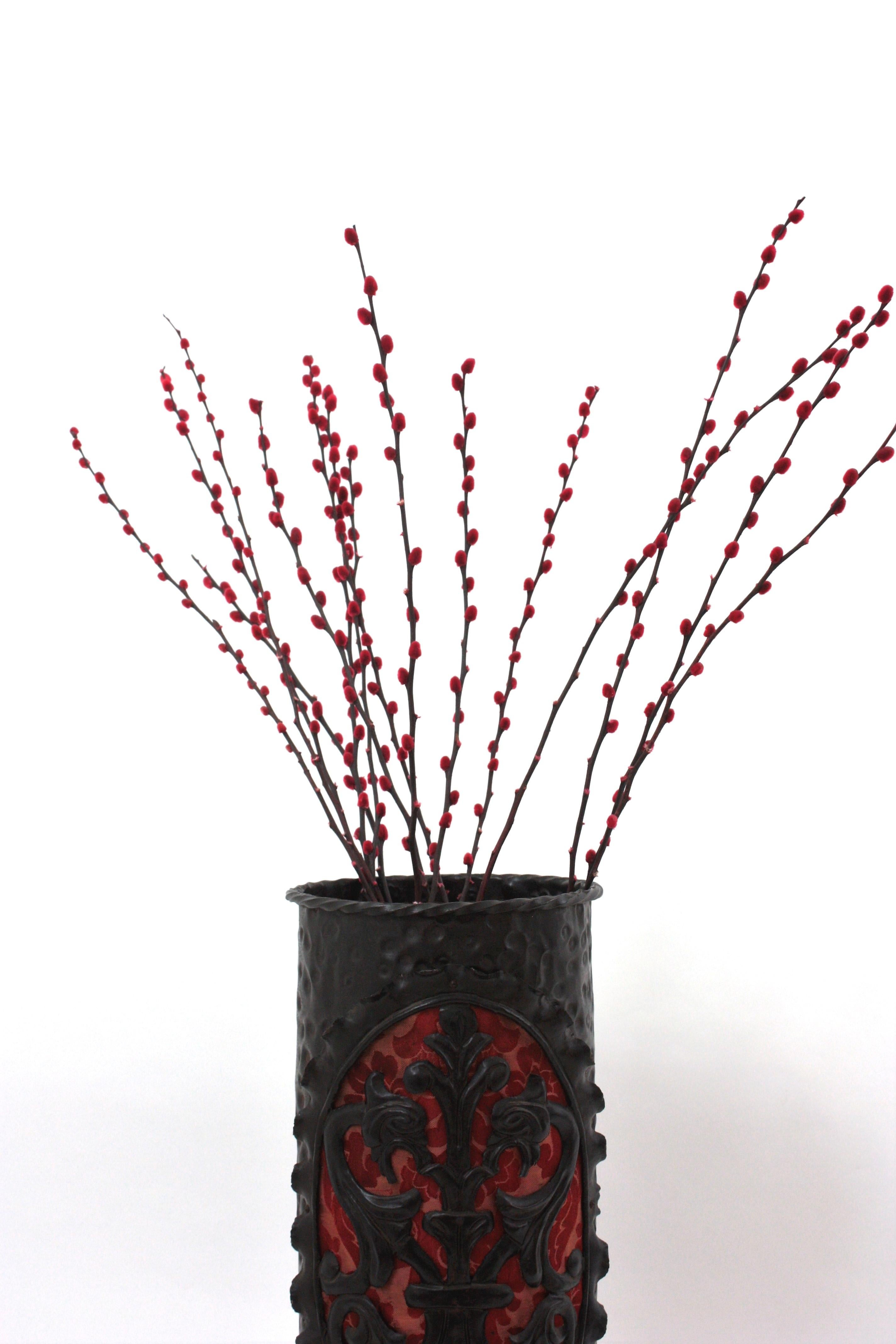 Paragüero de hierro de renacimiento español con detalle de escudo de los Dragones, 1940 en venta 1