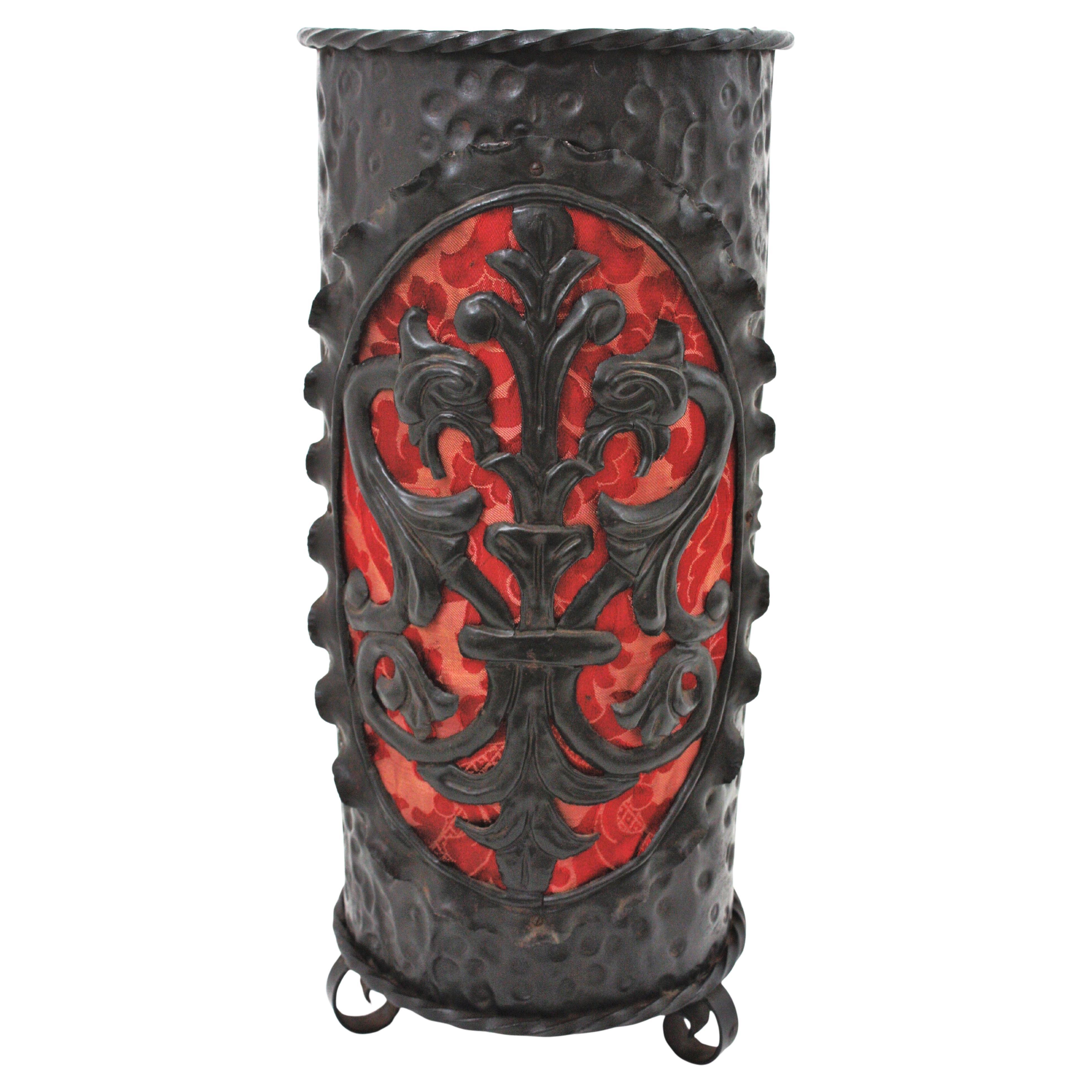 Paragüero de hierro de renacimiento español con detalle de escudo de los Dragones, 1940 en venta