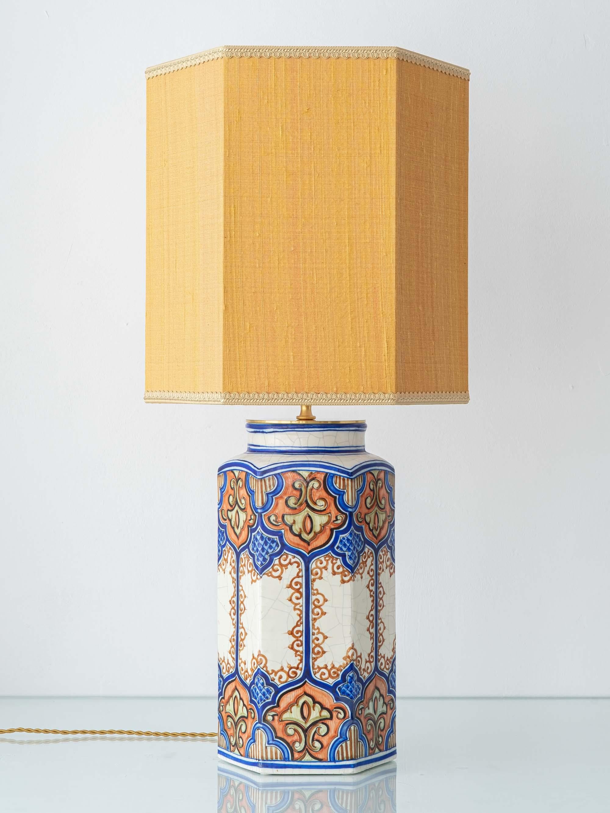 Méticuleusement fabriquée à la main par Amitābha Studio à partir d'un vase Manuel Benlloch Manises d'époque, cette lampe de table capture l'esprit du design néo-espagnol. La haute base hexagonale est recouverte d'une glaçure ivoire craquelée,
