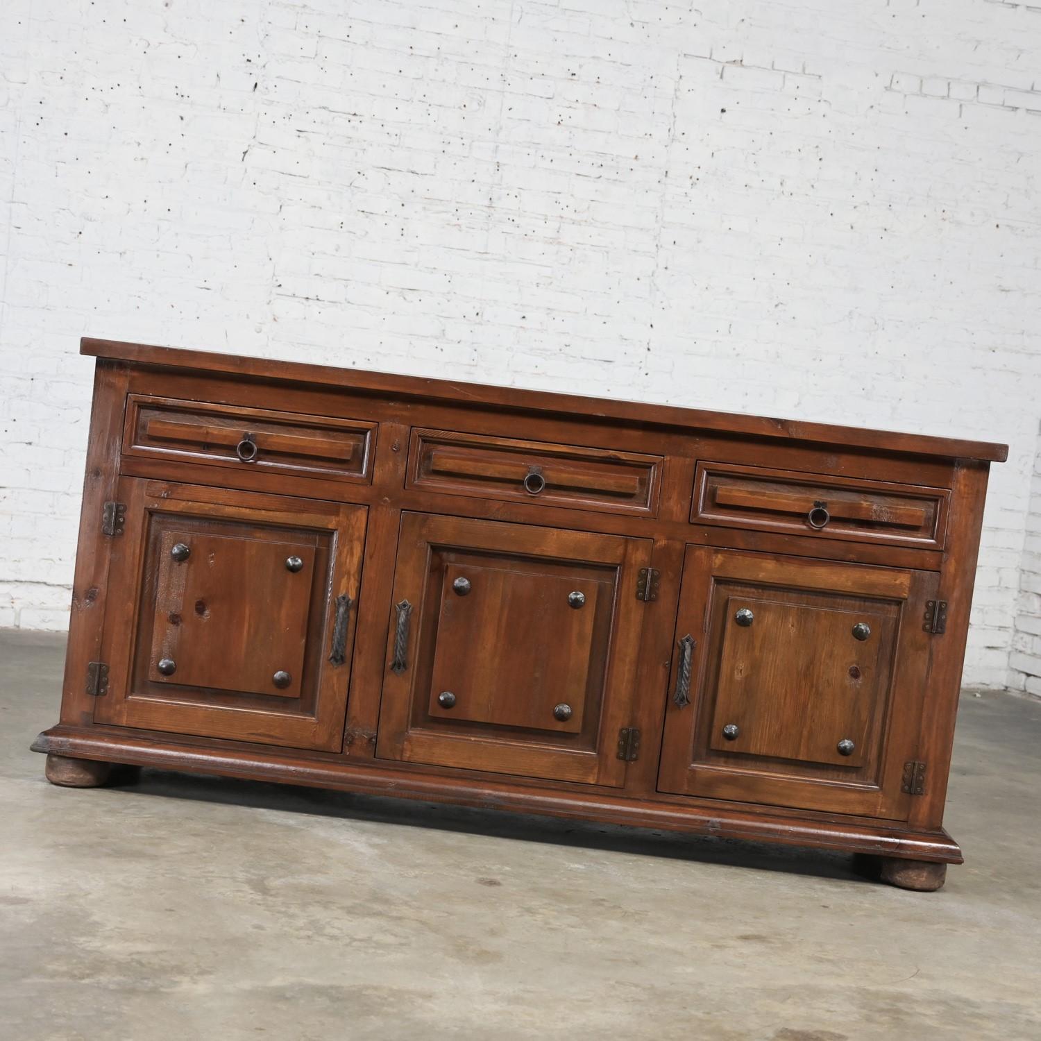Spanish Revival Rustic Solid Pine Sideboard Style of Artes De Mexico Intern'tnl  In Good Condition For Sale In Topeka, KS