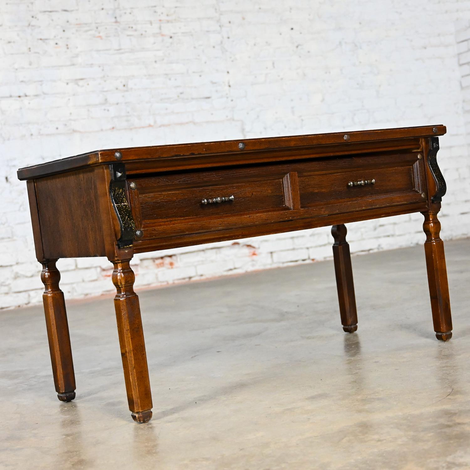 Metallo Credenza o panca bassa in stile Revival spagnolo Arte de Mexico Internl in vendita