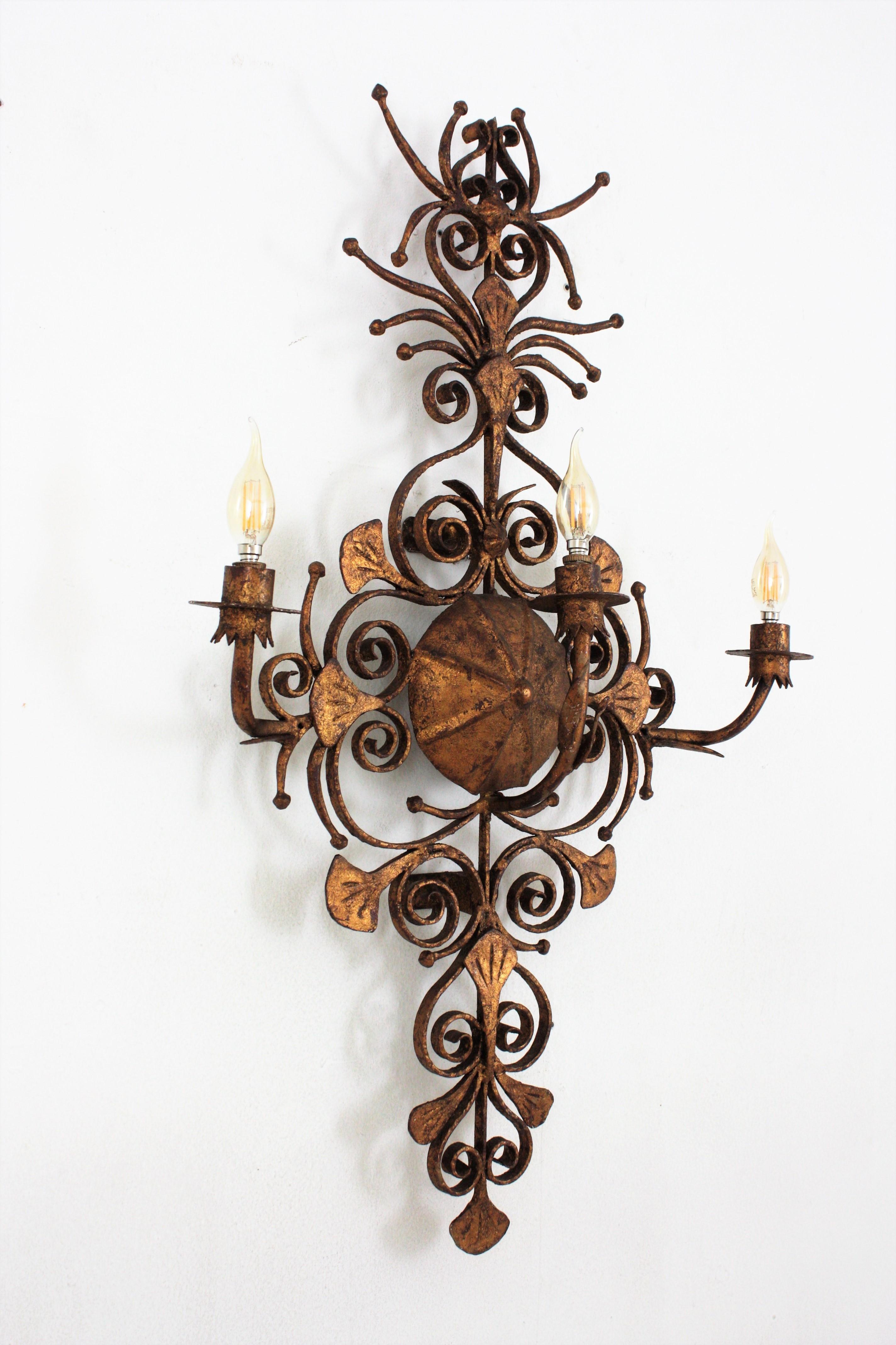 Spanish Revival Scrollwork Large Wall Sconce in Gilt Wrought Iron In Good Condition In Barcelona, ES