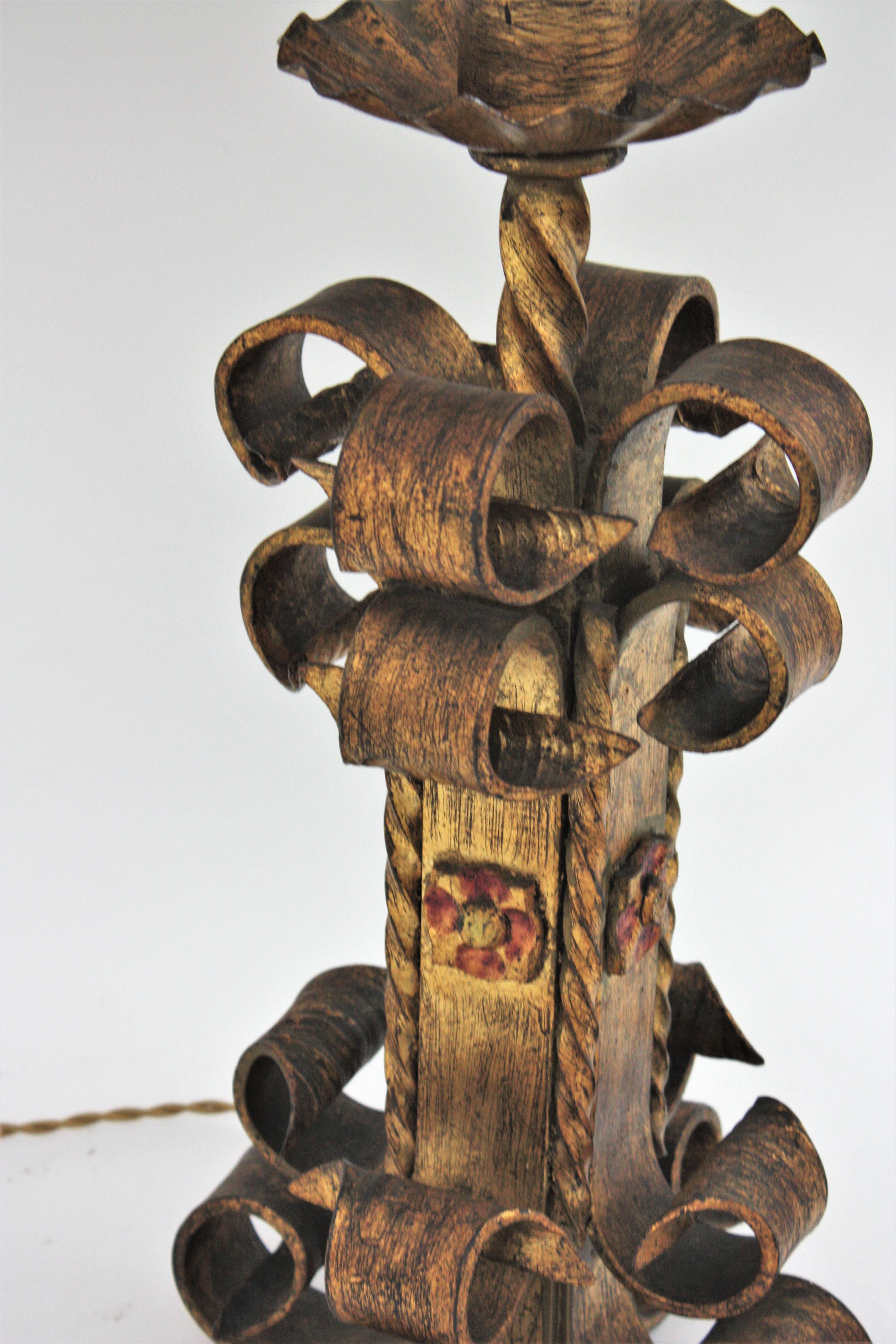 Spanish Revival Scrollwork Table Lamp in Gilt Wrought Iron, 1940s 3