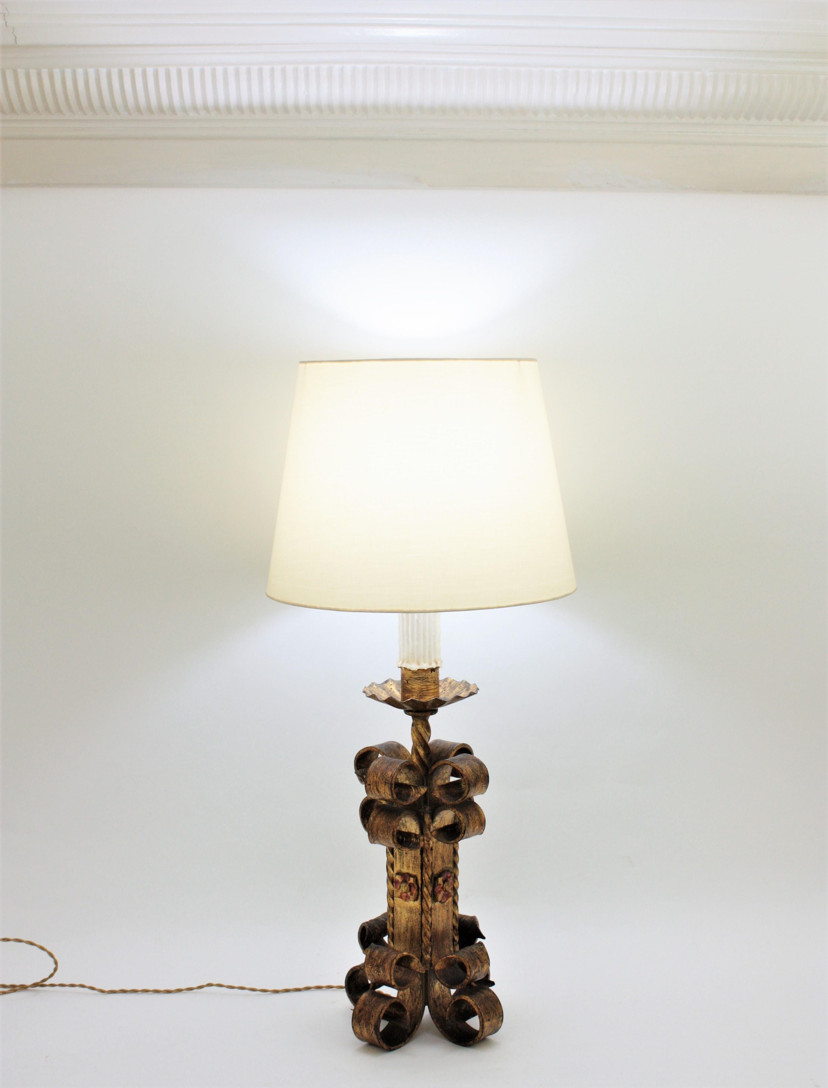 Spanish Revival Scrollwork Table Lamp in Gilt Wrought Iron, 1940s 4