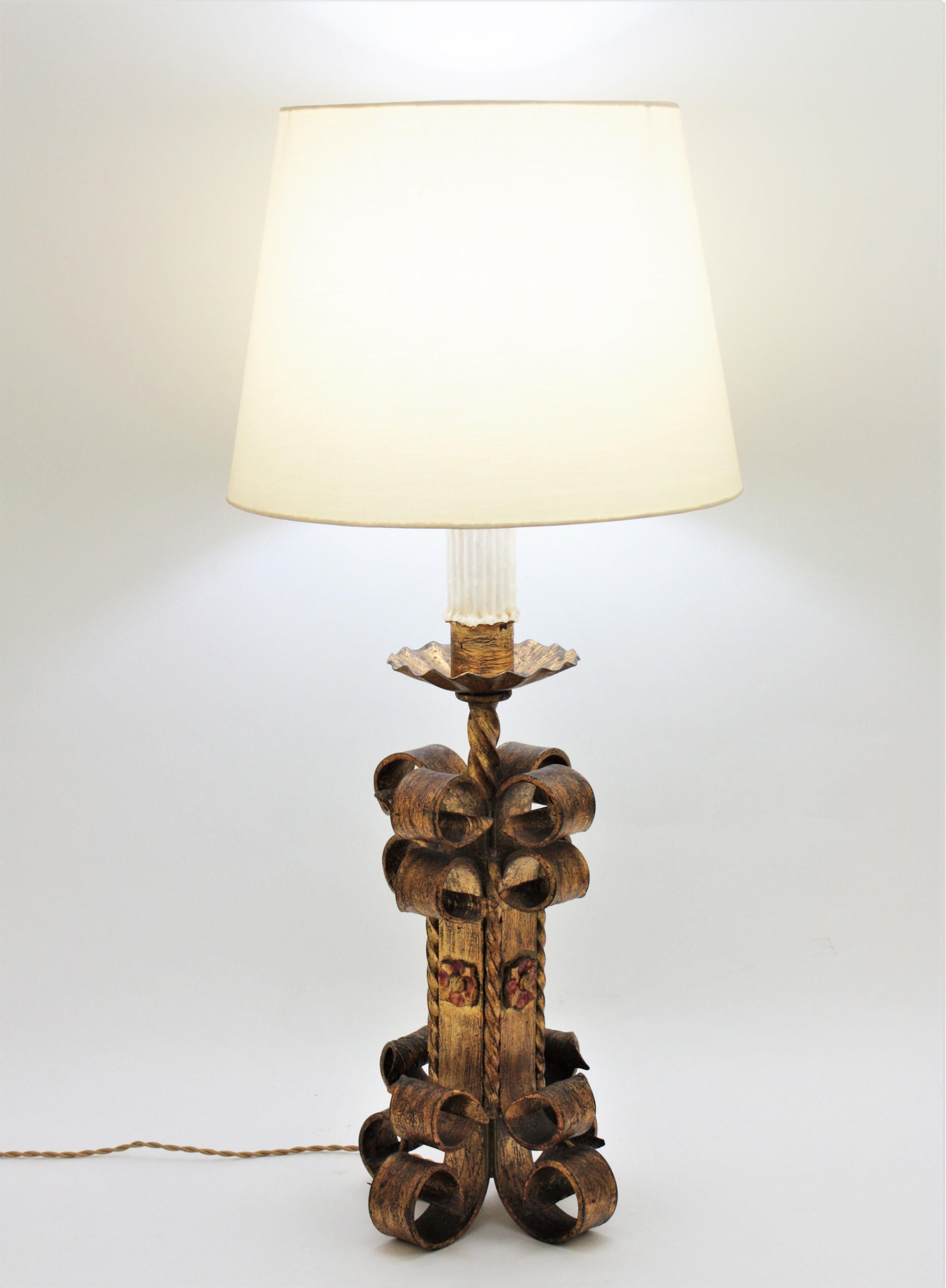 Lampe de table néo-espagnol à volutes en fer forgé doré, années 1940 en vente 4