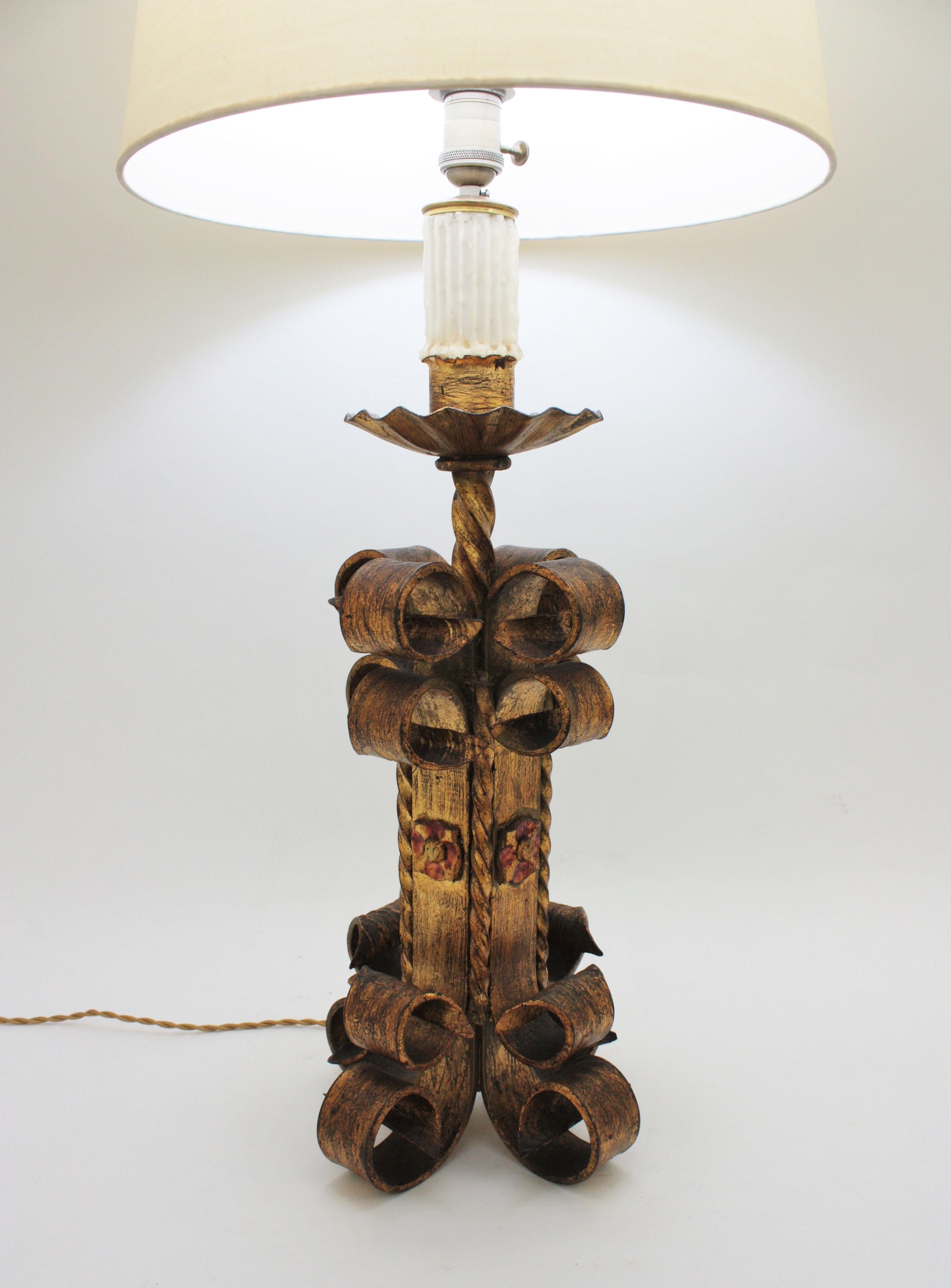 Spanische Revival-Tischlampe mit Schnörkeln aus vergoldetem Schmiedeeisen, 1940er Jahre 6