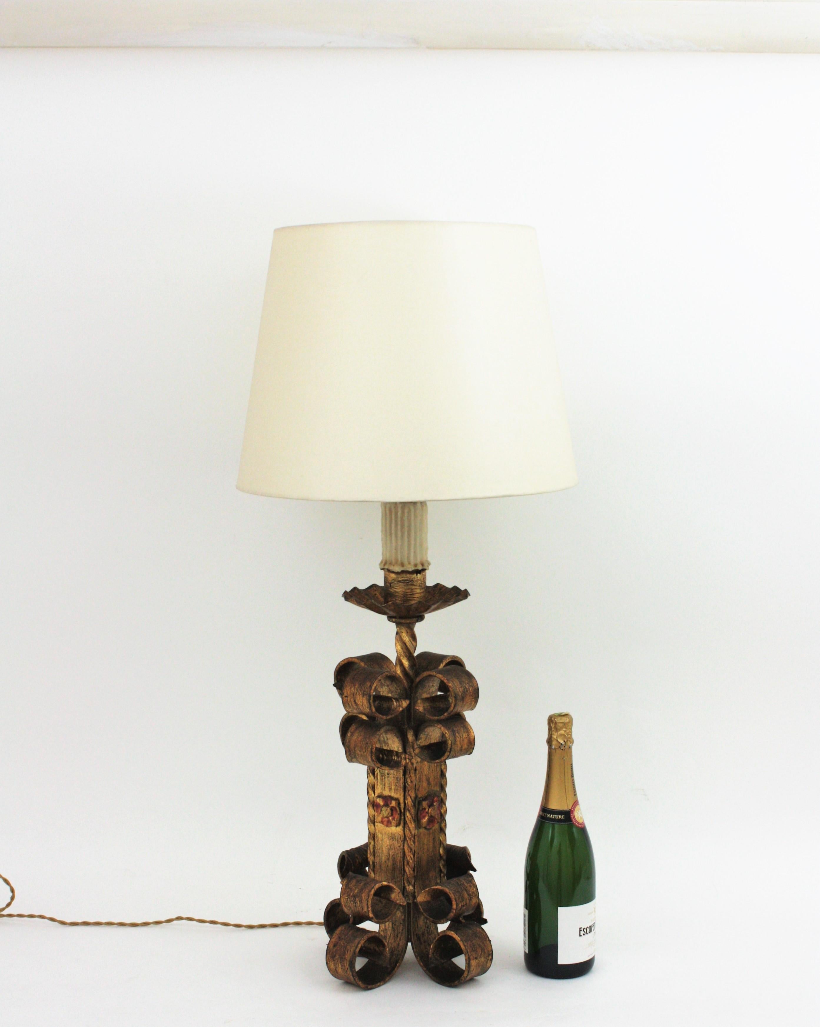 Spanische Revival-Tischlampe mit Schnörkeln aus vergoldetem Schmiedeeisen, 1940er Jahre 7