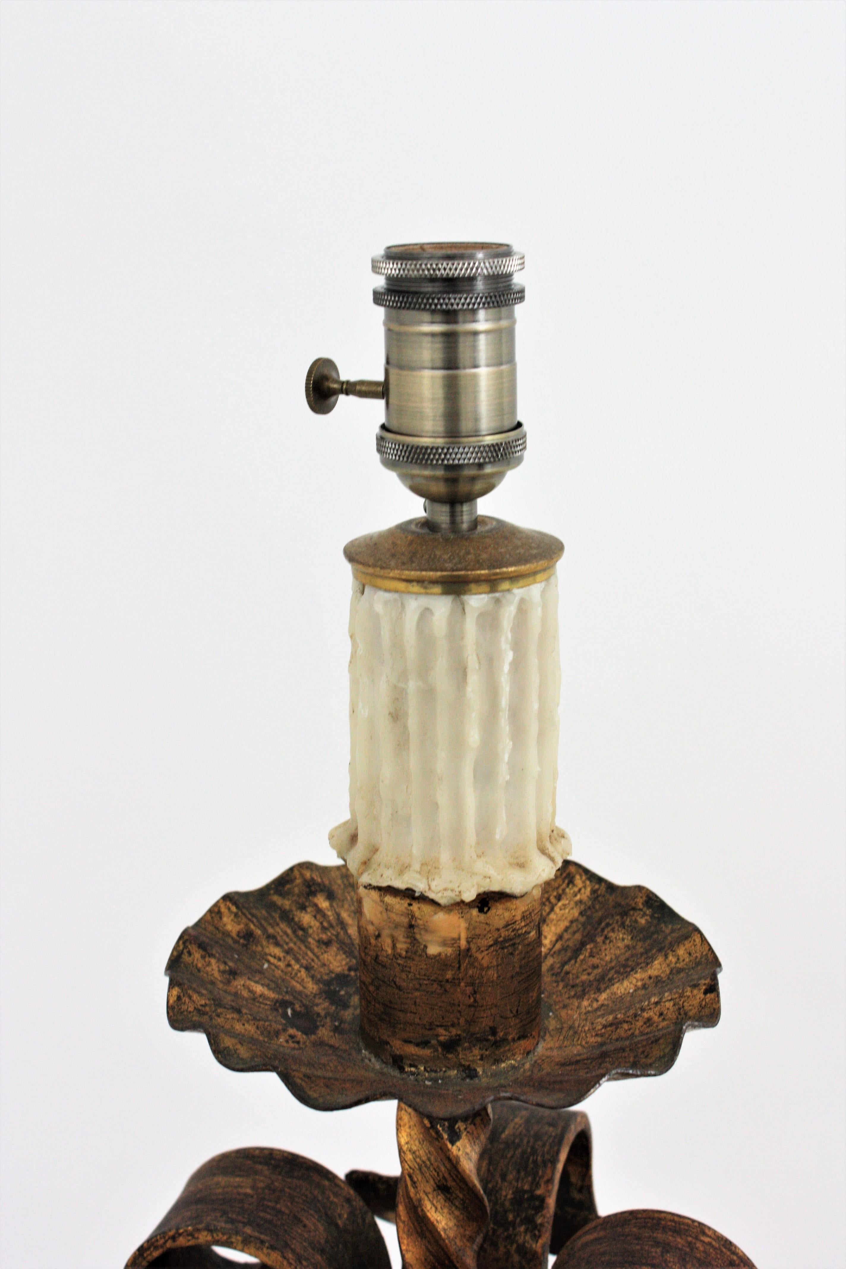 Lampe de table néo-espagnol à volutes en fer forgé doré, années 1940 en vente 9