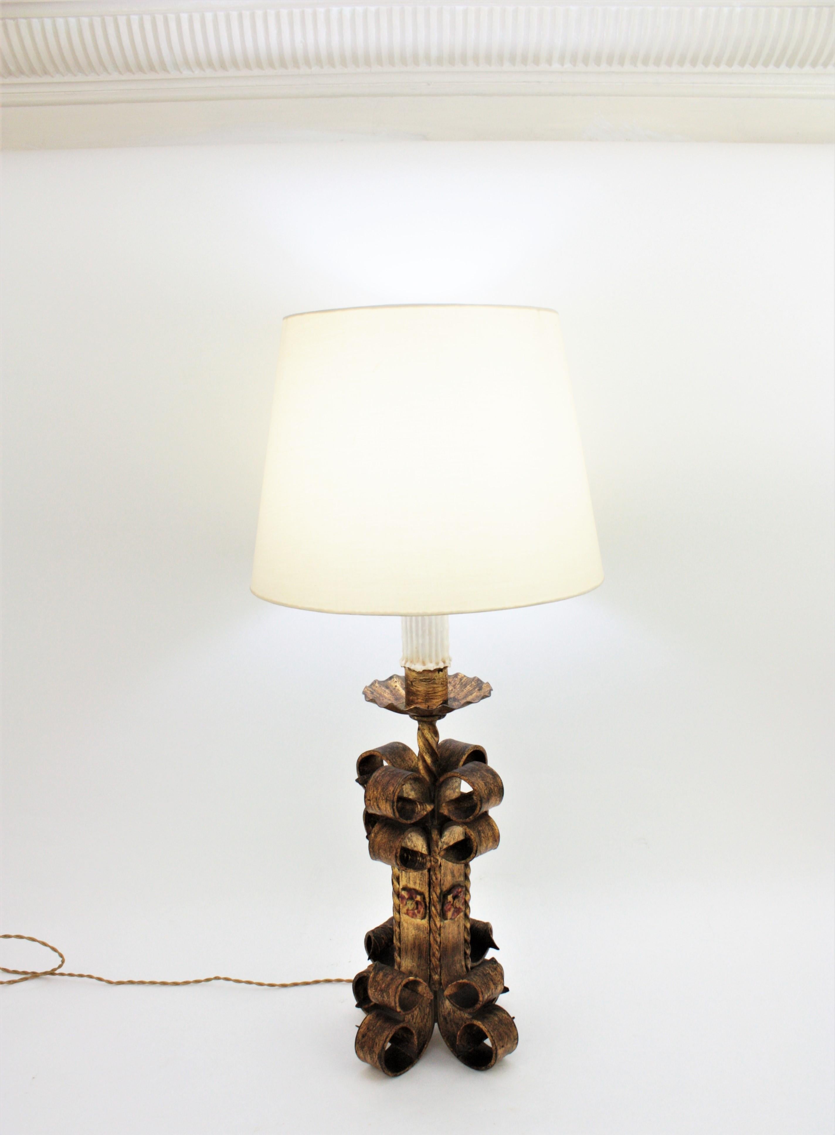 Colonial espagnol Lampe de table néo-espagnol à volutes en fer forgé doré, années 1940 en vente