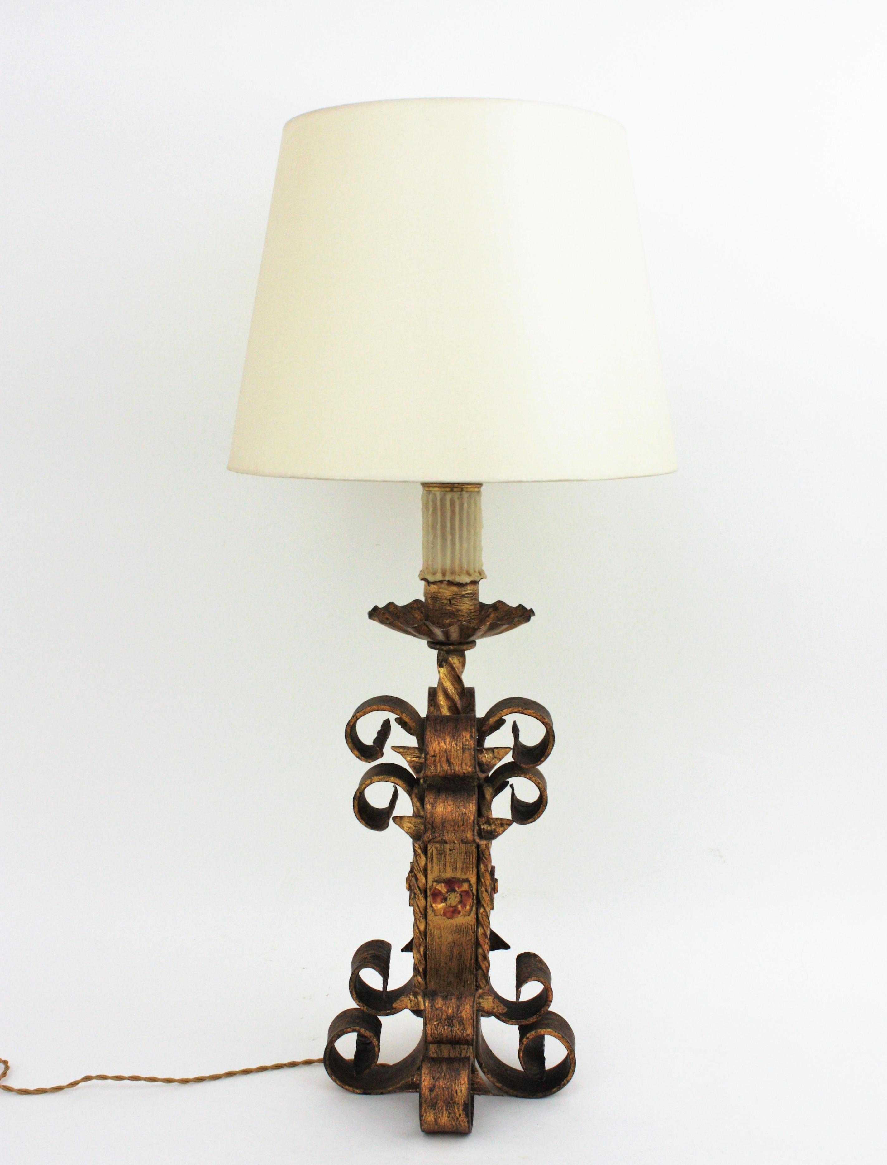 Espagnol Lampe de table néo-espagnol à volutes en fer forgé doré, années 1940 en vente