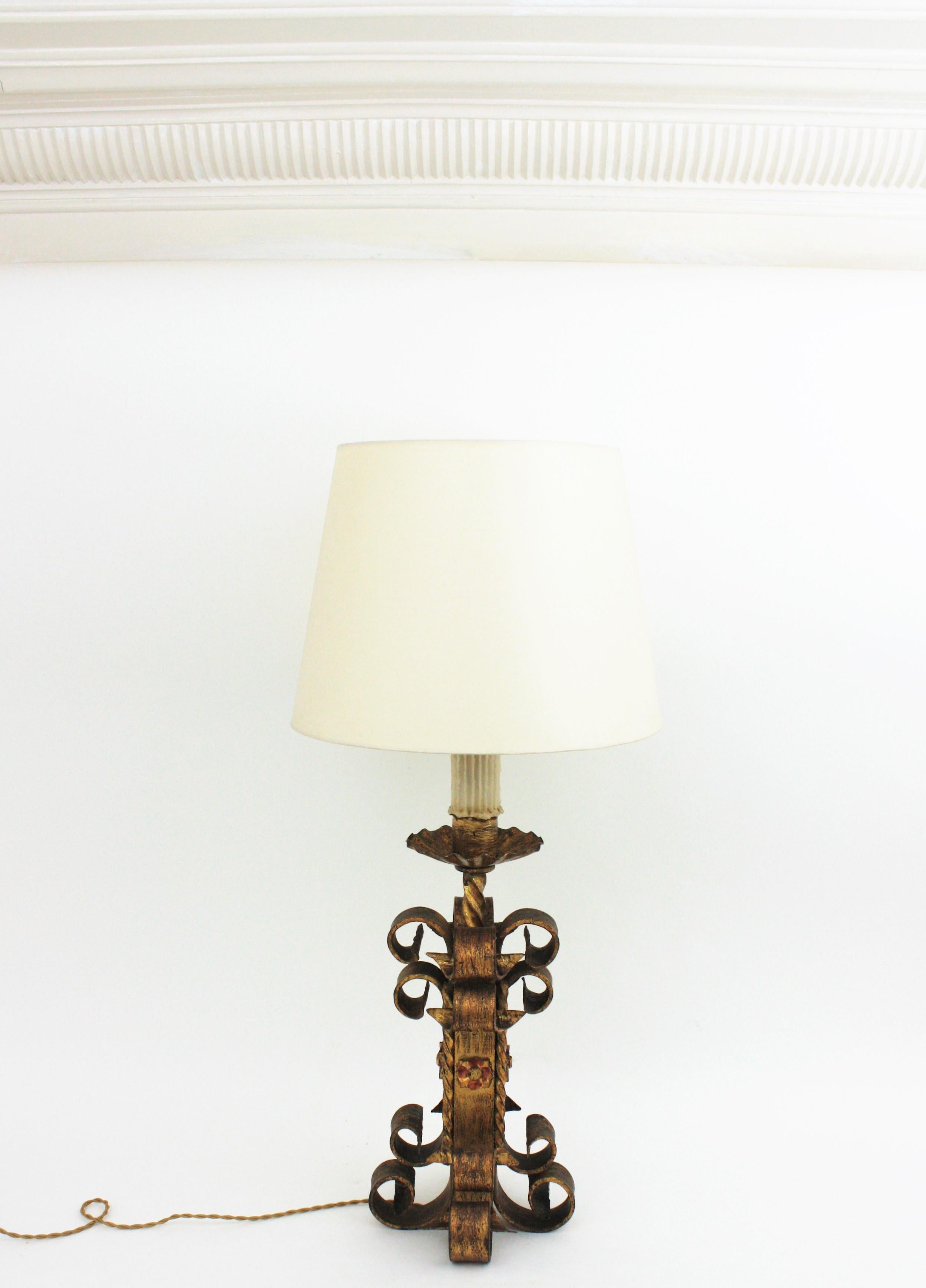 Fait main Lampe de table néo-espagnol à volutes en fer forgé doré, années 1940 en vente