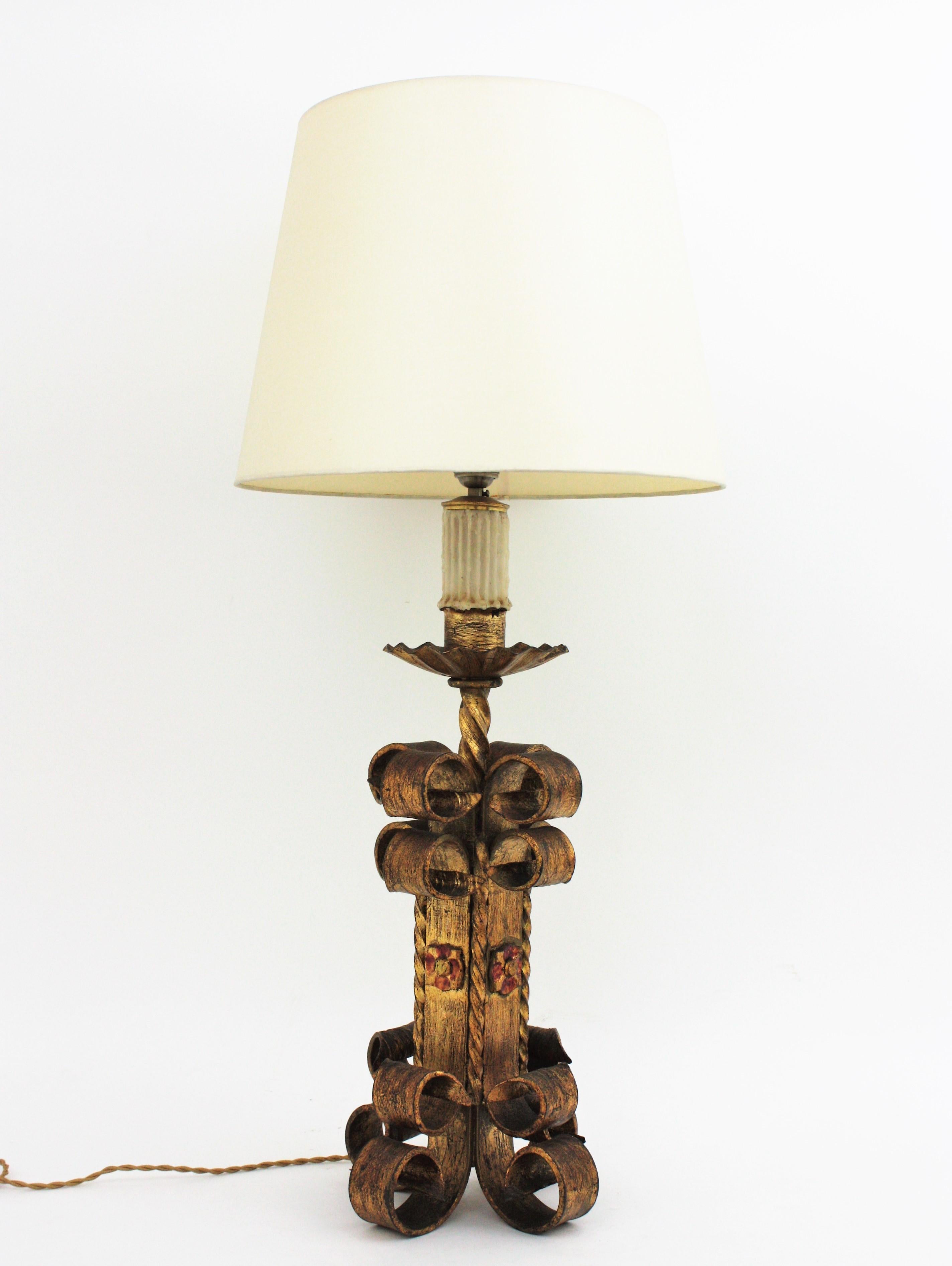 Spanish Revival Scrollwork Table Lamp in Gilt Wrought Iron, 1940s In Good Condition In Barcelona, ES