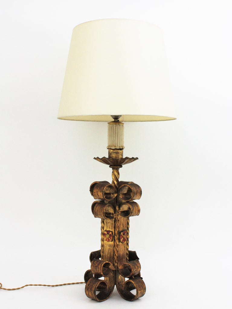 Lampe de table néo-espagnol à volutes en fer forgé doré, années 1940 En  vente sur 1stDibs
