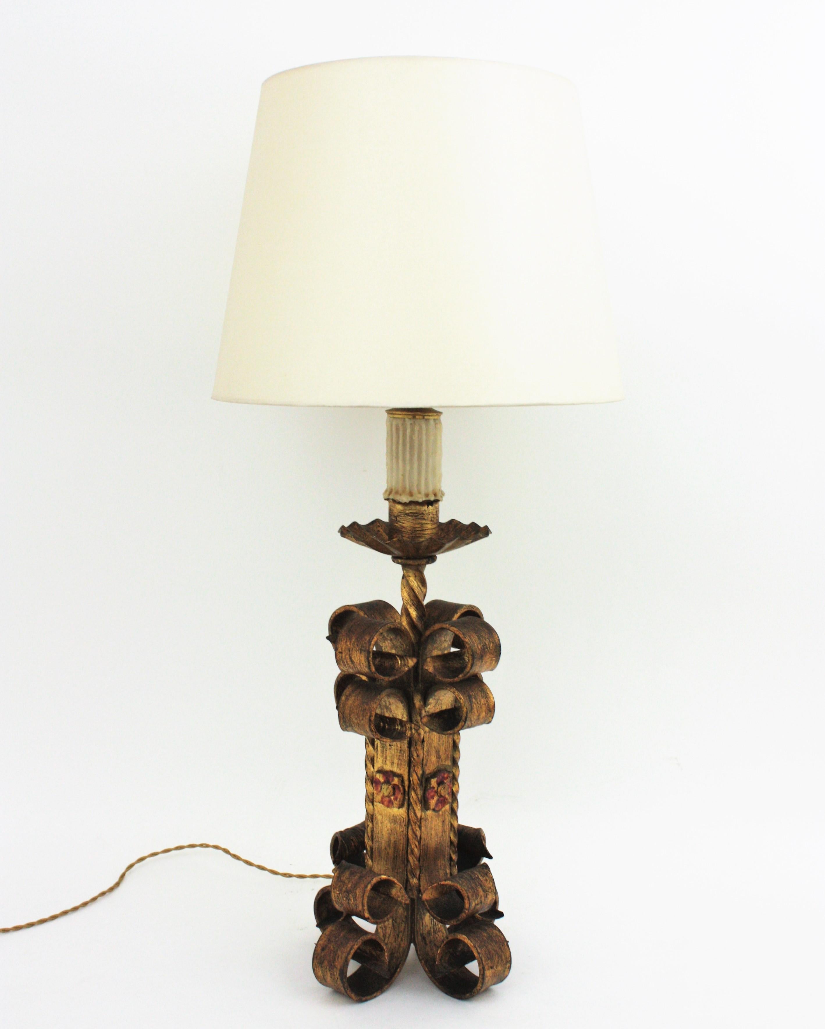 Fer Lampe de table néo-espagnol à volutes en fer forgé doré, années 1940 en vente