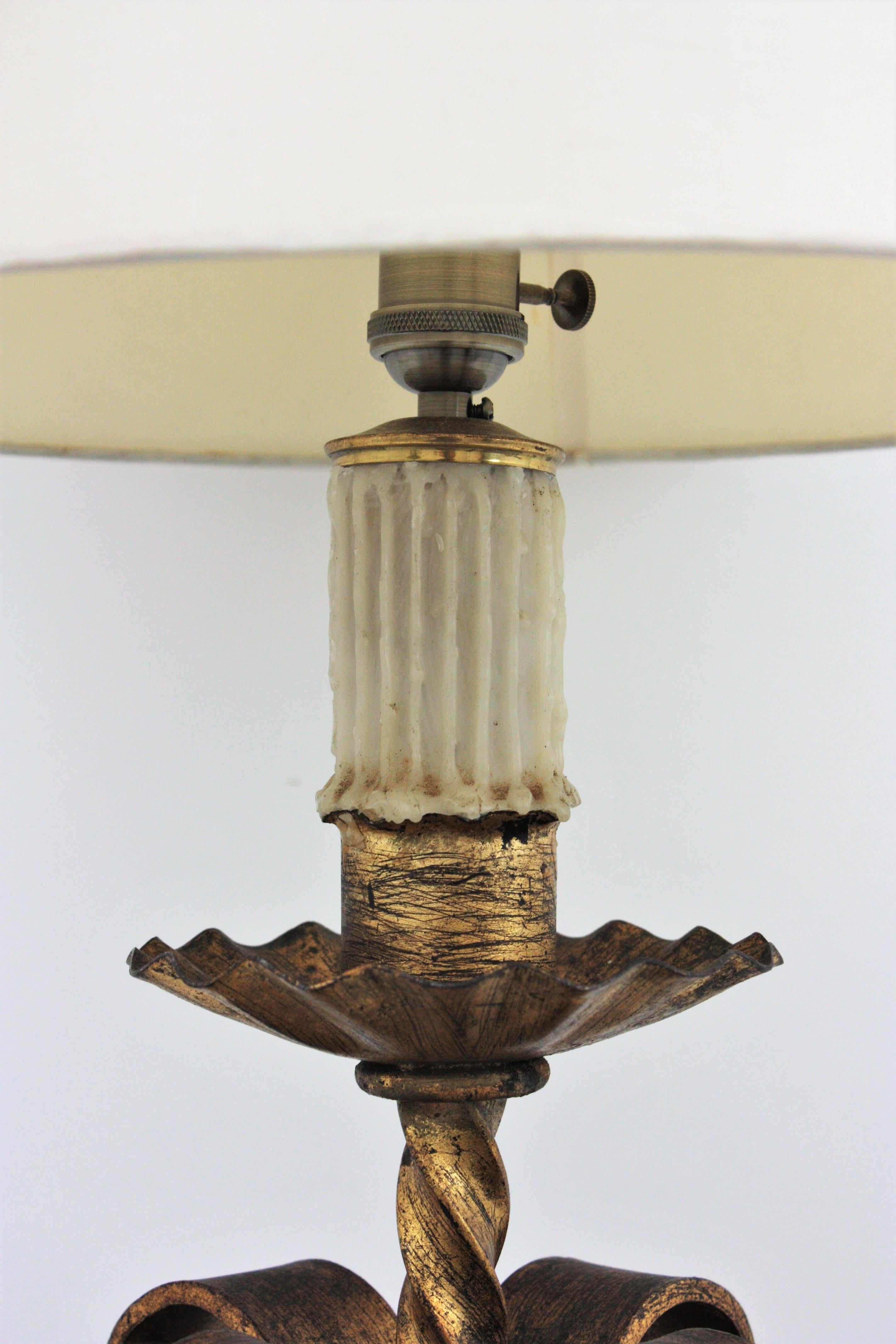 Lampe de table néo-espagnol à volutes en fer forgé doré, années 1940 en vente 1