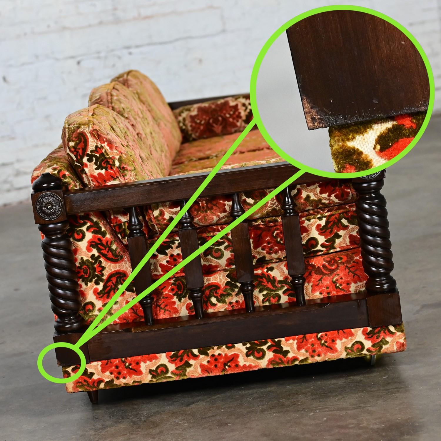 Divano Revival spagnolo Arazzo floreale Tessuto di ciniglia Orzo Twist Fuso tornito in vendita 4