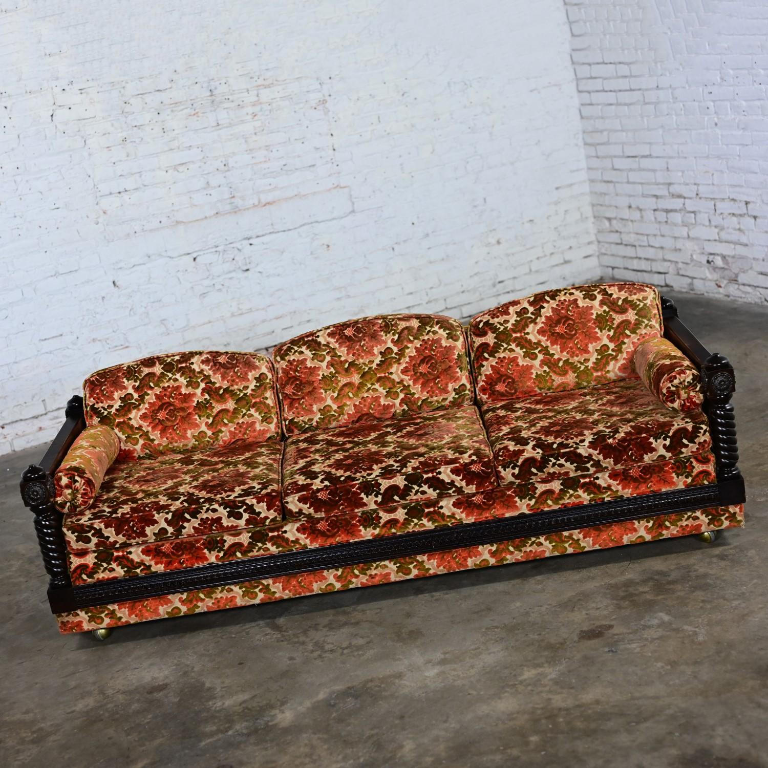 Fine XX secolo Divano Revival spagnolo Arazzo floreale Tessuto di ciniglia Orzo Twist Fuso tornito in vendita