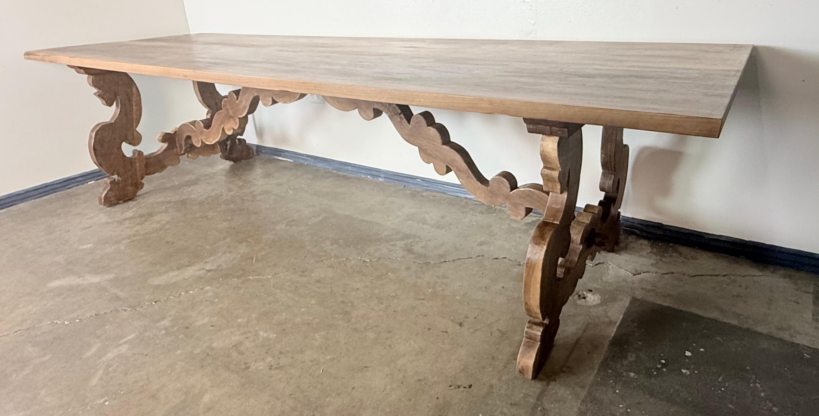 Zehn-Fuß-Esstisch im spanischen Revival-Stil aus massivem Nussbaum (Spanisch Kolonial) im Angebot