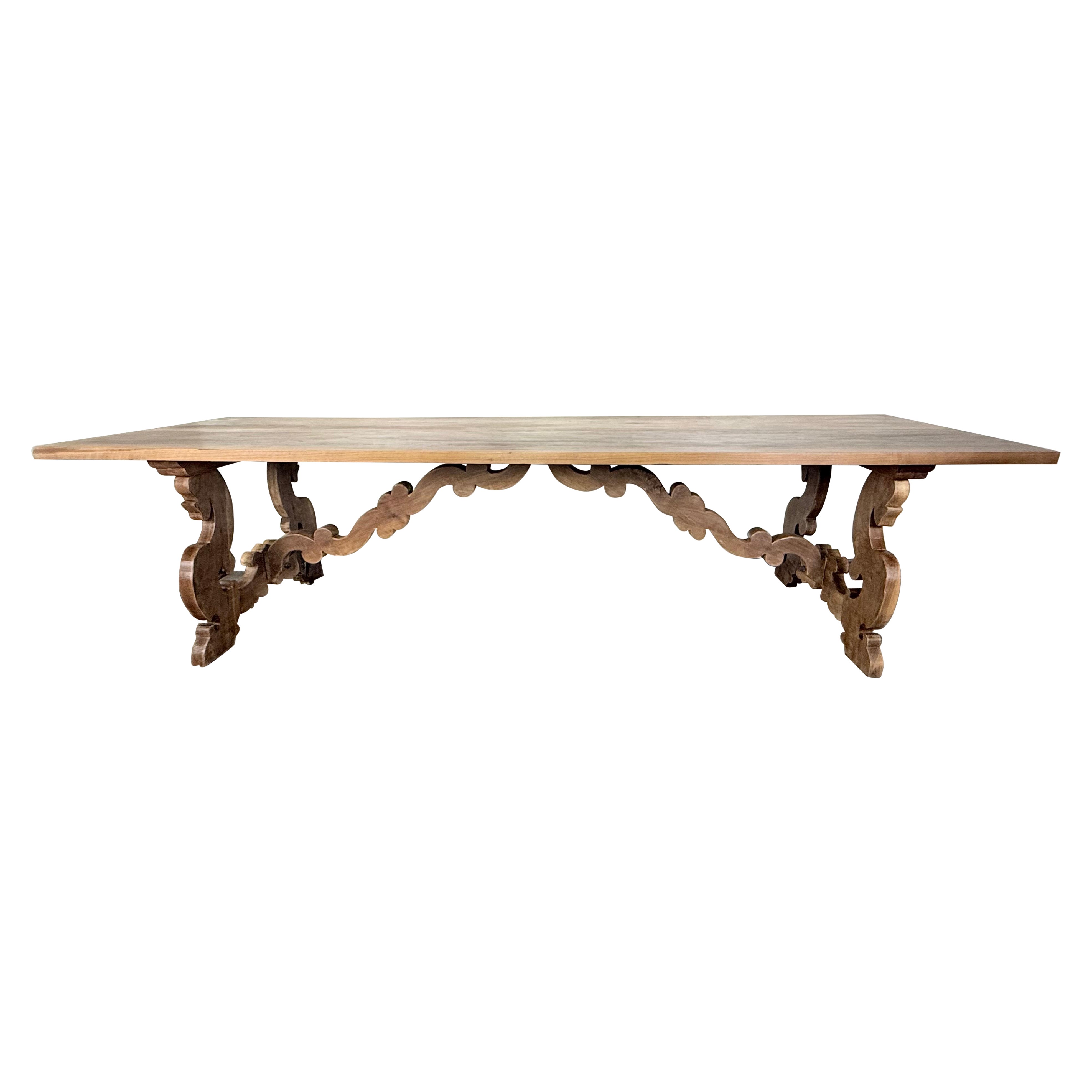 Zehn-Fuß-Esstisch im spanischen Revival-Stil aus massivem Nussbaum im Angebot