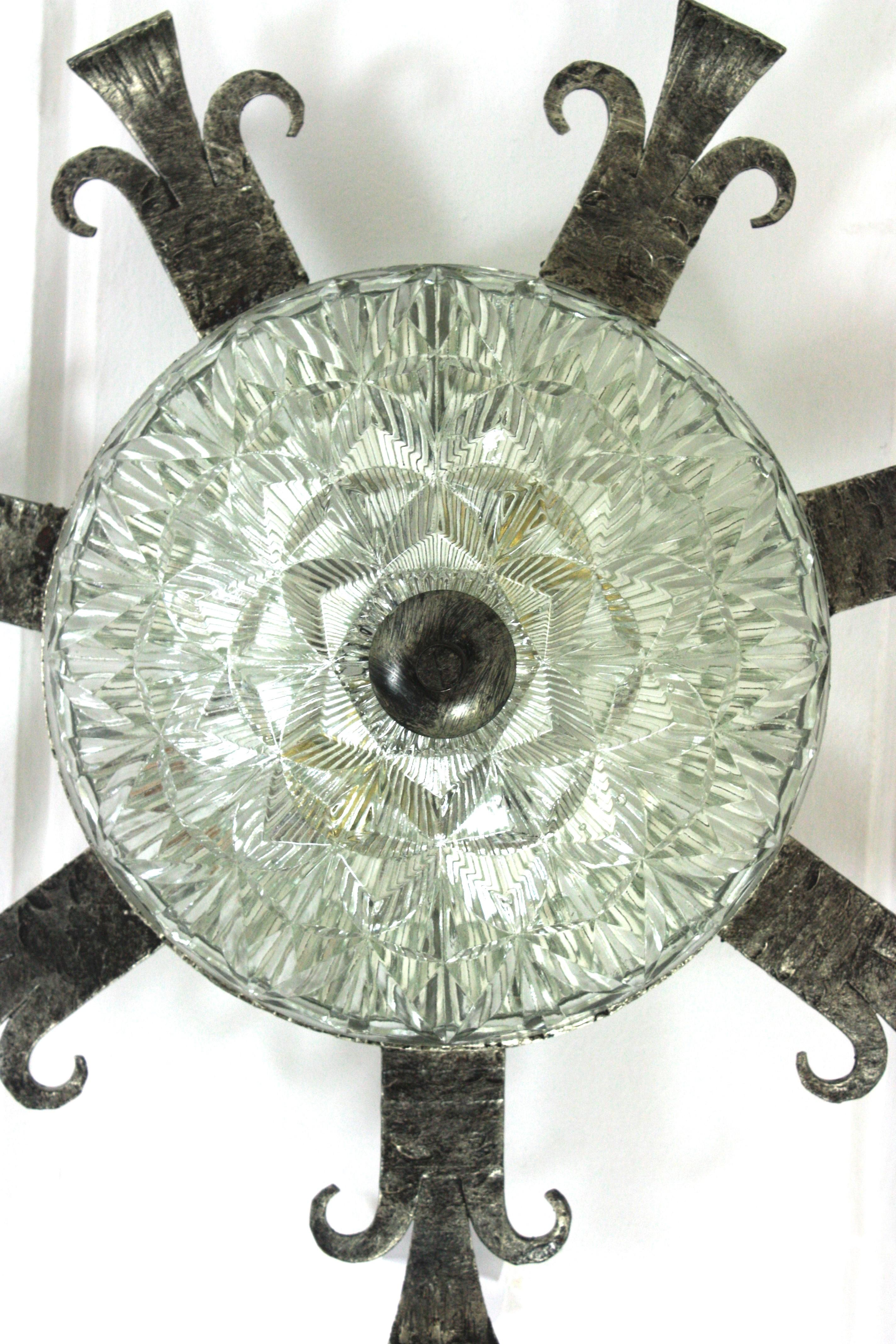1940s Spanish Revival Sunburst Ceiling Light Fixture in Wrought Iron and Glass In Good Condition For Sale In Barcelona, ES