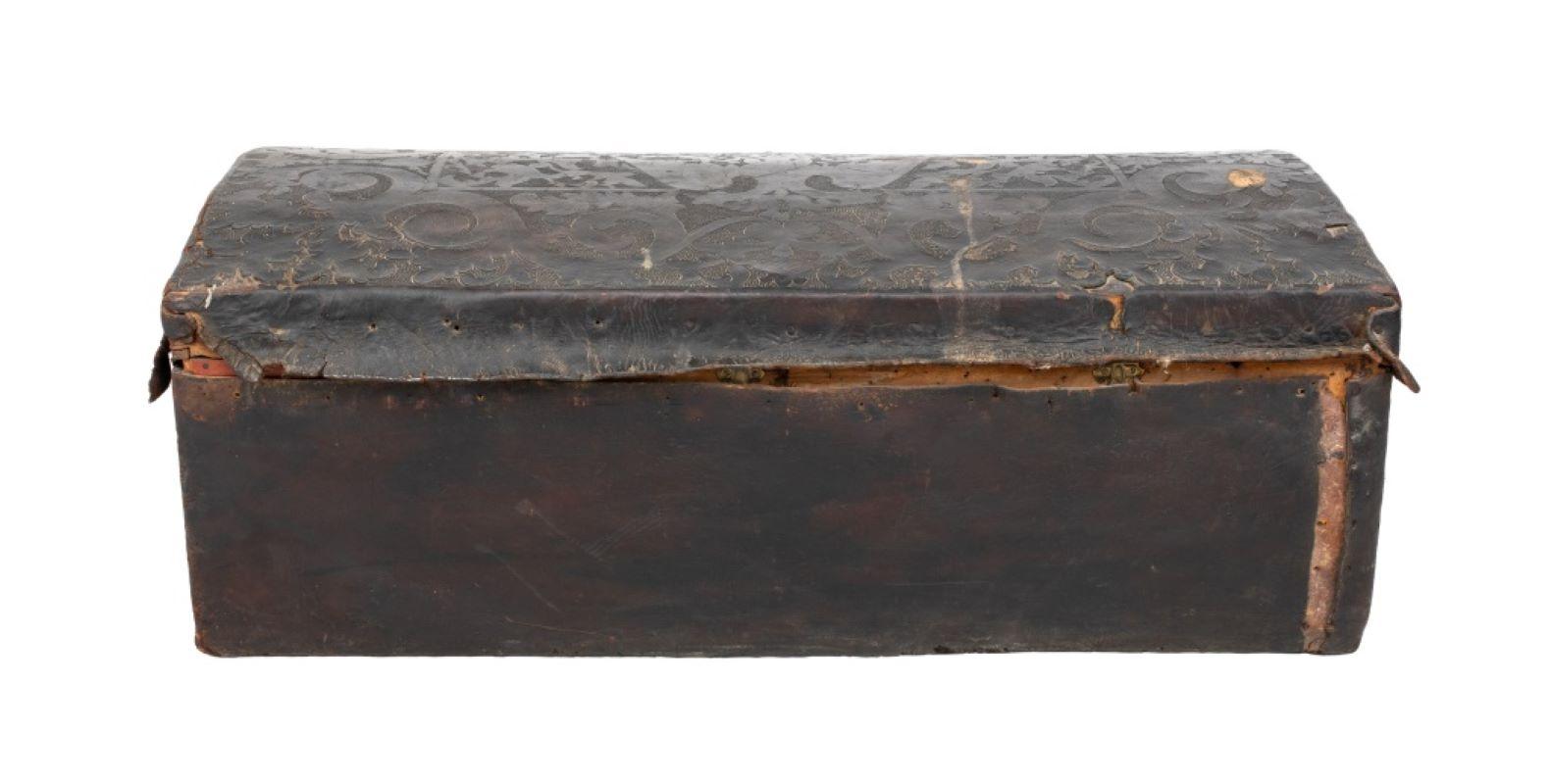 Cassapanca in legno con pelle lavorata in stile Revival spagnolo, XIX sec. in vendita 4