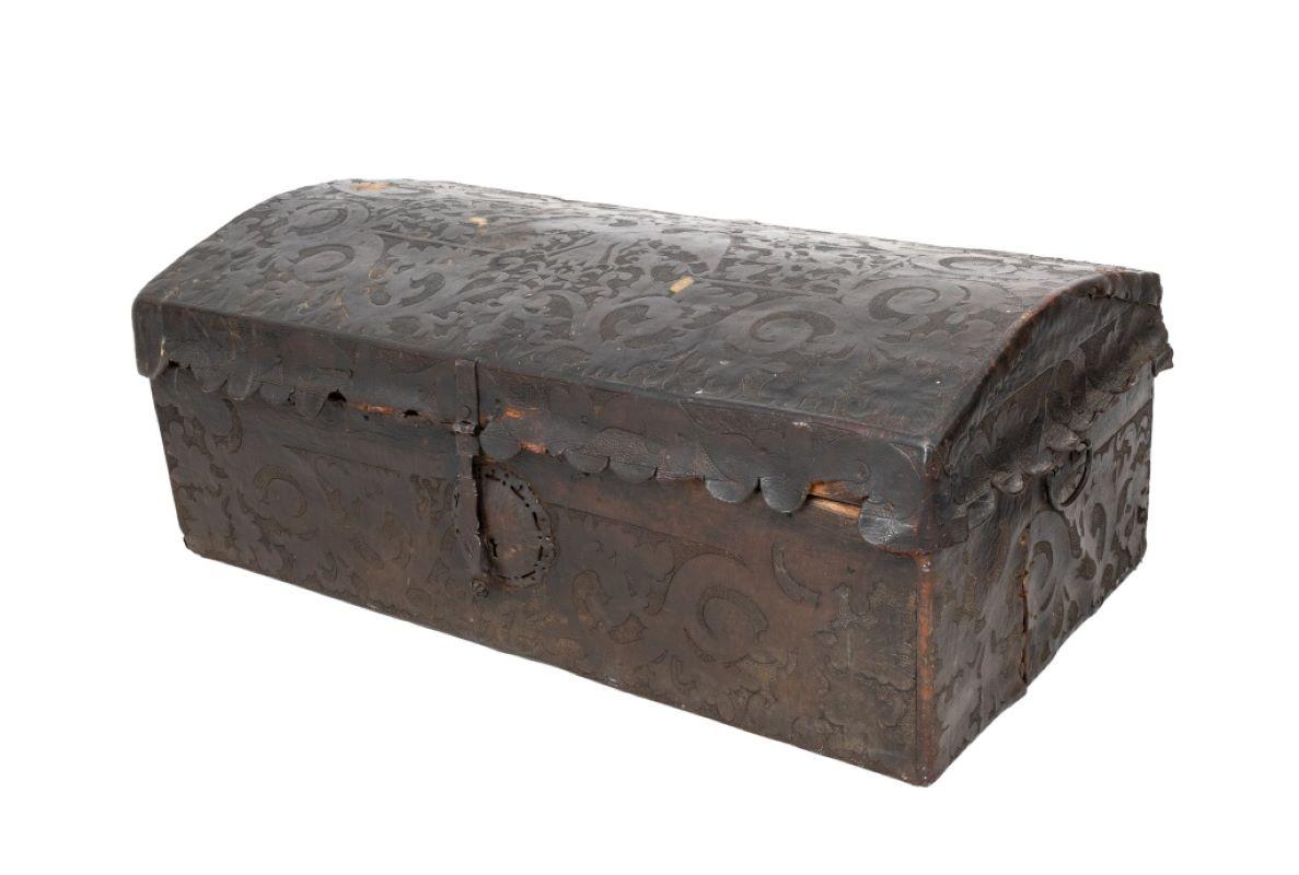 Sconosciuto Cassapanca in legno con pelle lavorata in stile Revival spagnolo, XIX sec. in vendita