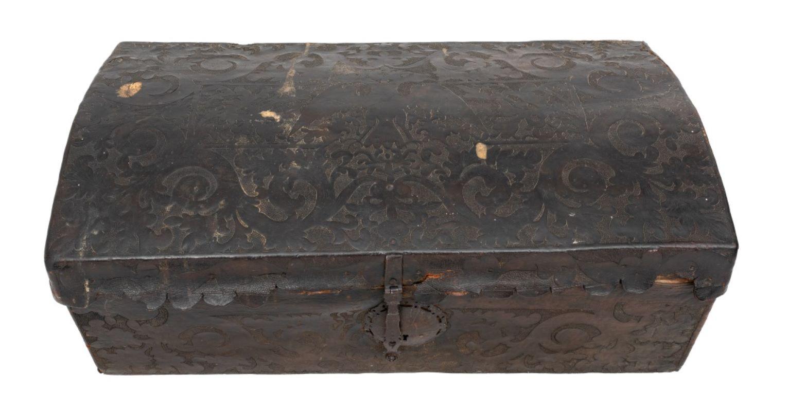 Cassapanca in legno con pelle lavorata in stile Revival spagnolo, XIX sec. In condizioni buone in vendita a Astoria, NY
