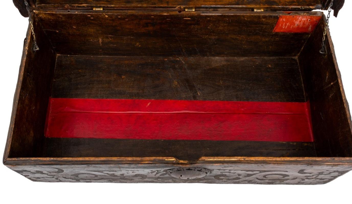 Pelle Cassapanca in legno con pelle lavorata in stile Revival spagnolo, XIX sec. in vendita