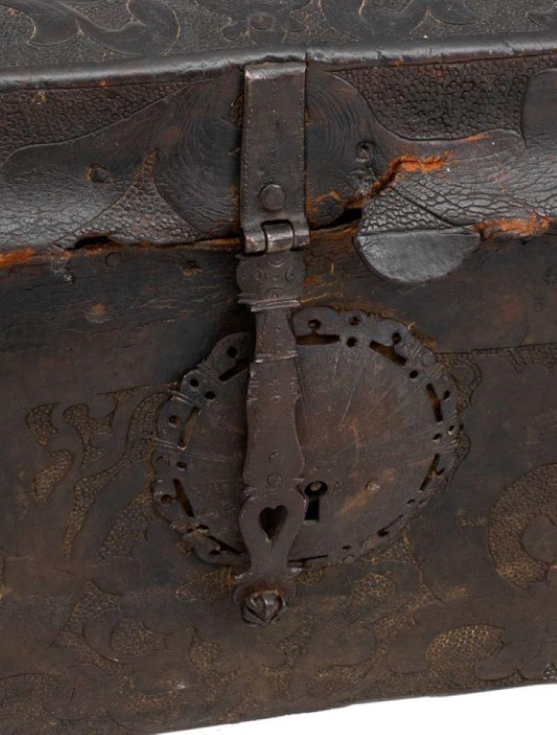 Cassapanca in legno con pelle lavorata in stile Revival spagnolo, XIX sec. in vendita 1