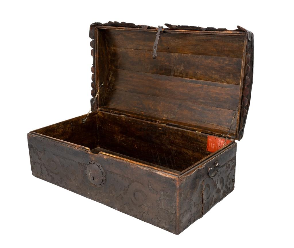 Cassapanca in legno con pelle lavorata in stile Revival spagnolo, XIX sec. in vendita 2