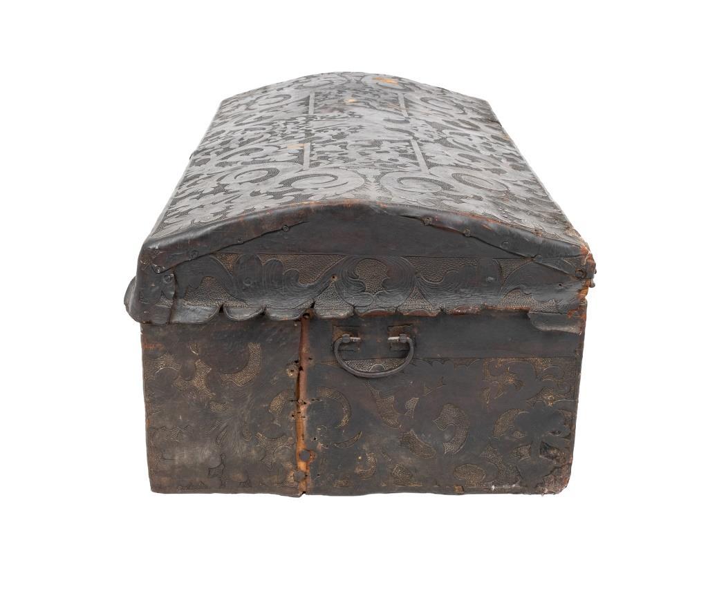 Cassapanca in legno con pelle lavorata in stile Revival spagnolo, XIX sec. in vendita 3