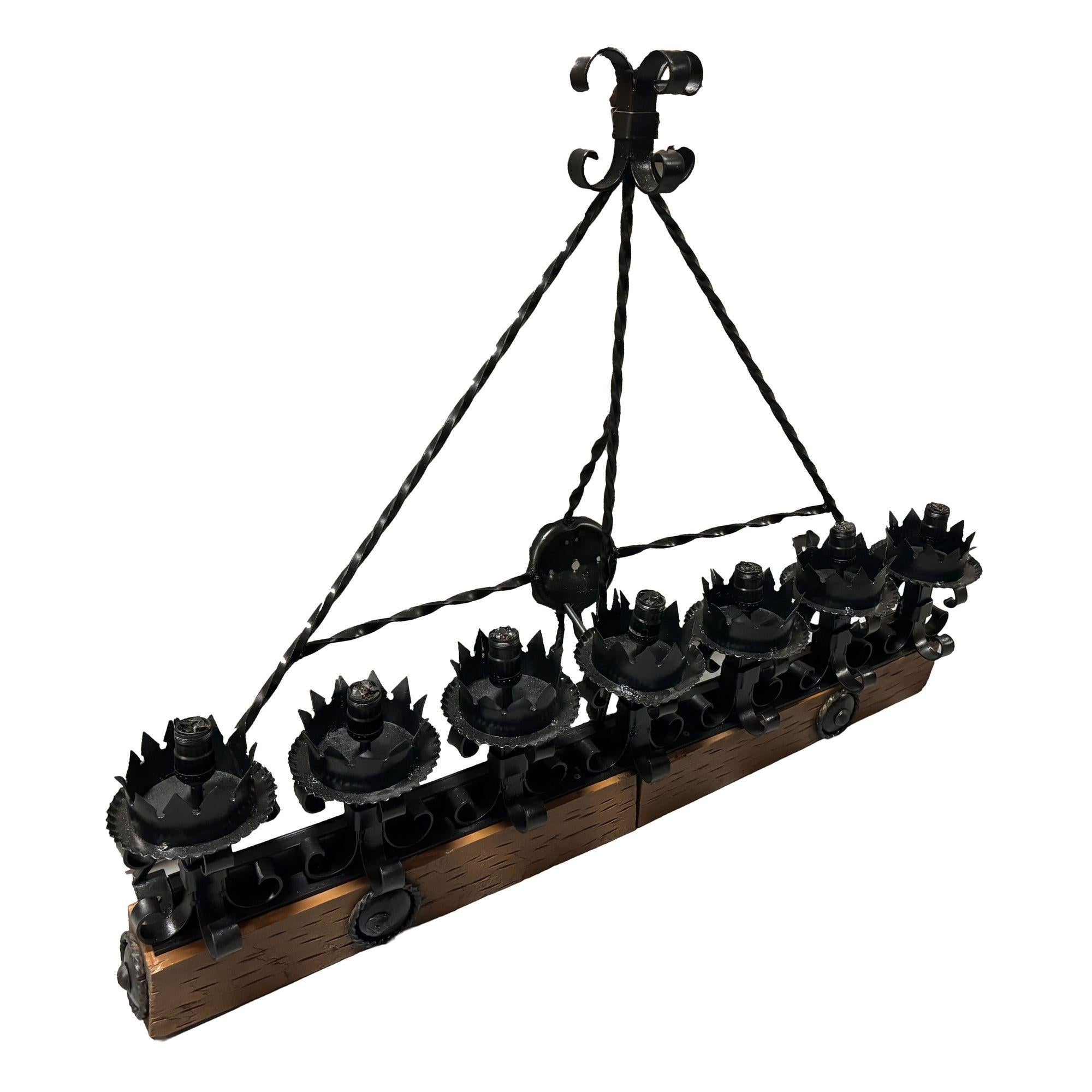Spanish Revival Schmiedeeisen 7-Light Wood Beam Grand Wandleuchter (Eisen) im Angebot
