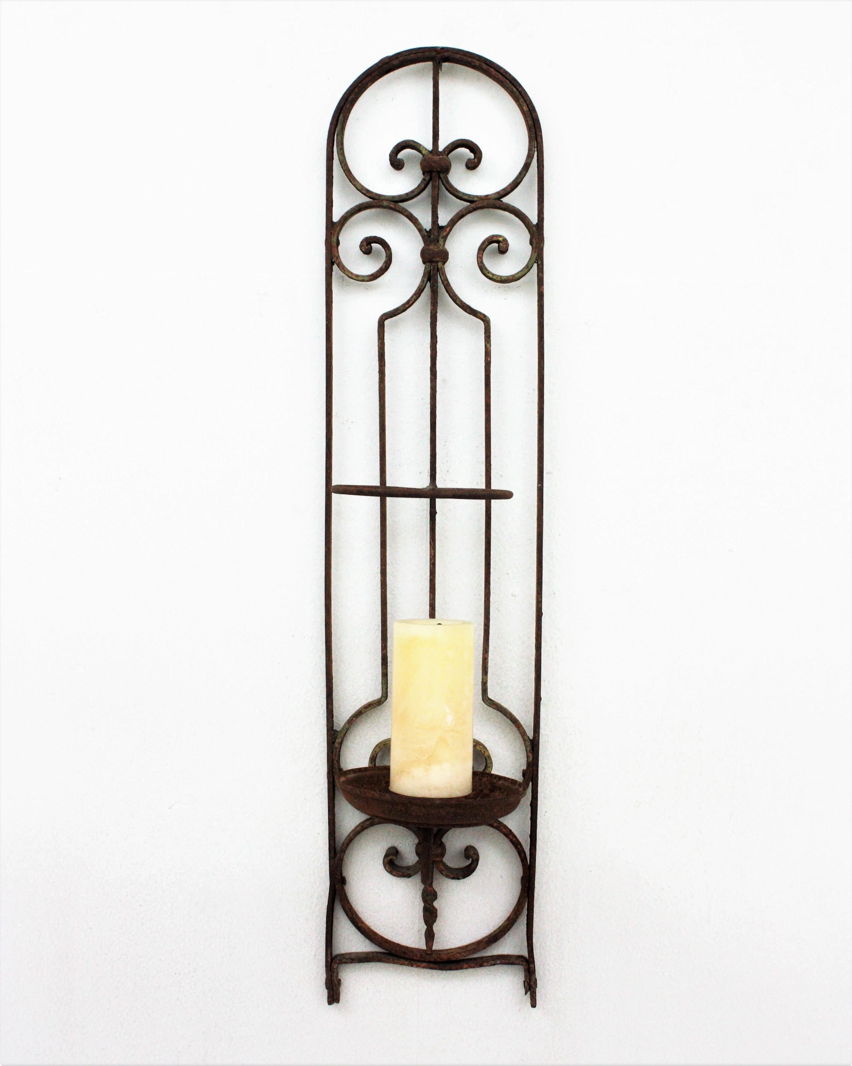Candle wall sconce in hand forged iron, Spain, 1930s.
Eye-catching wall candle holder in wrought iron with scroll-work details and terrific rusty original patina. This piece has all the taste of Spanish colonial style and will be a great addition