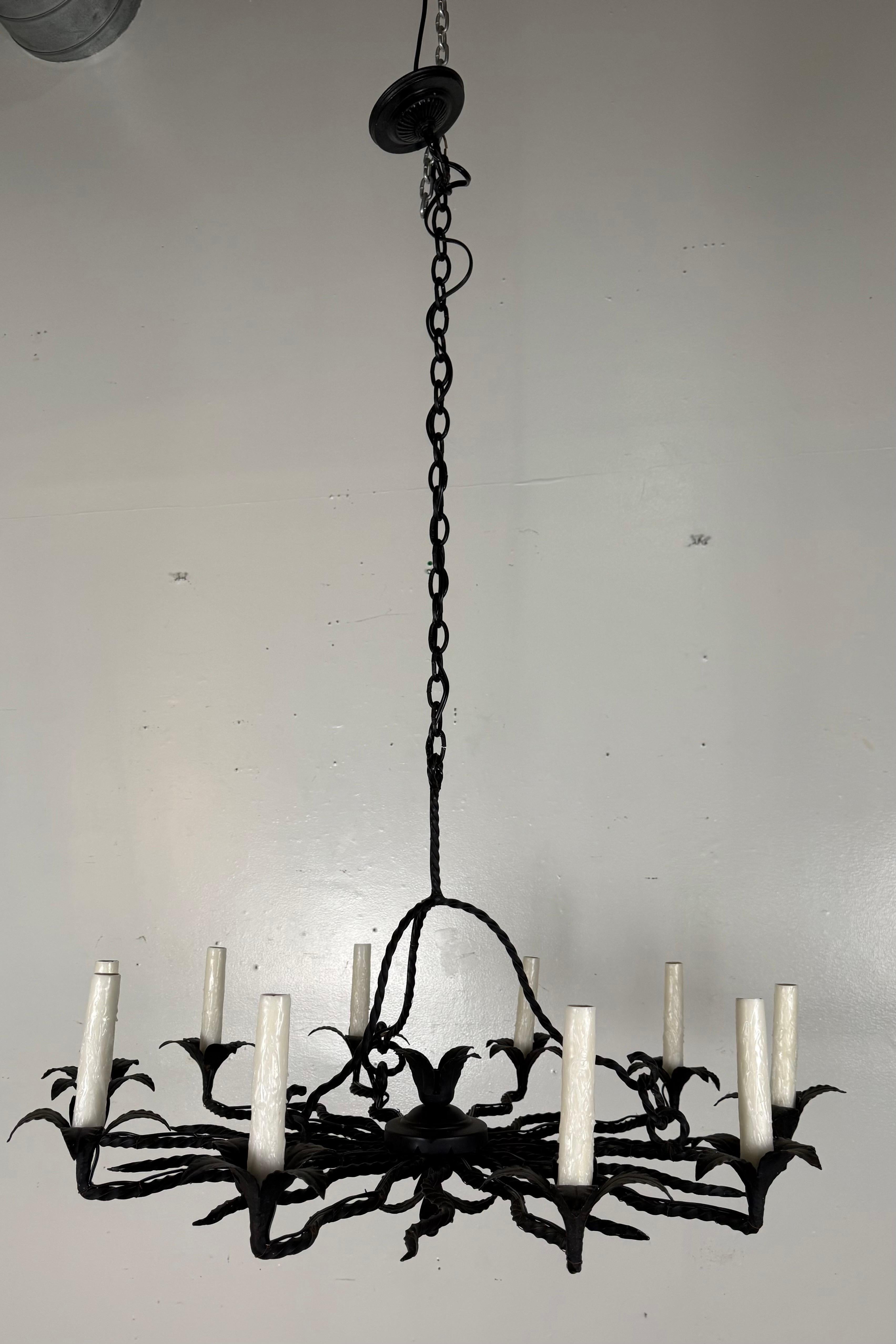 20ième siècle Lustre à douze lumières en fer forgé de style néo-espagnol, vers 1930 en vente
