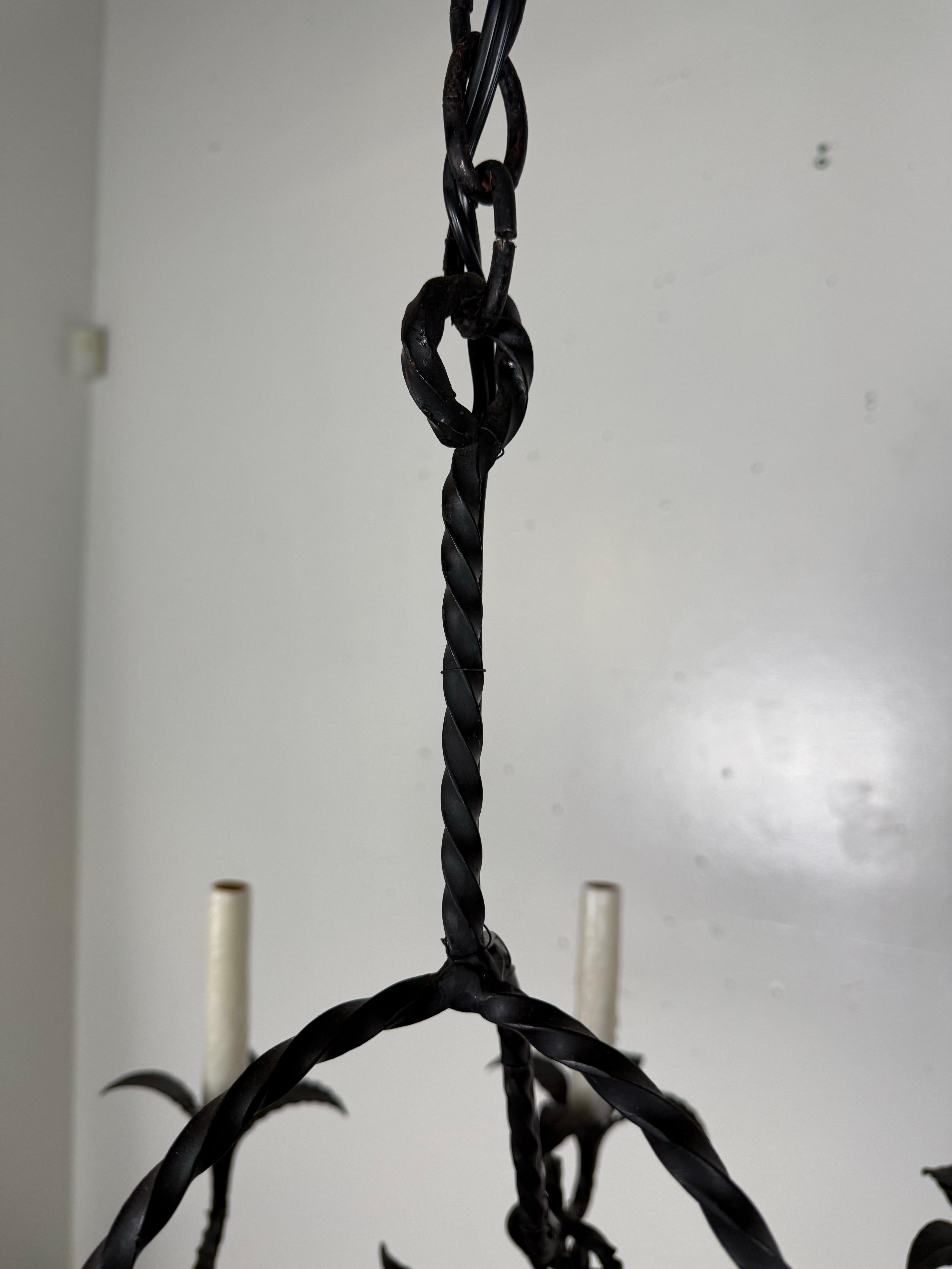 Lustre à douze lumières en fer forgé de style néo-espagnol, vers 1930 en vente 2