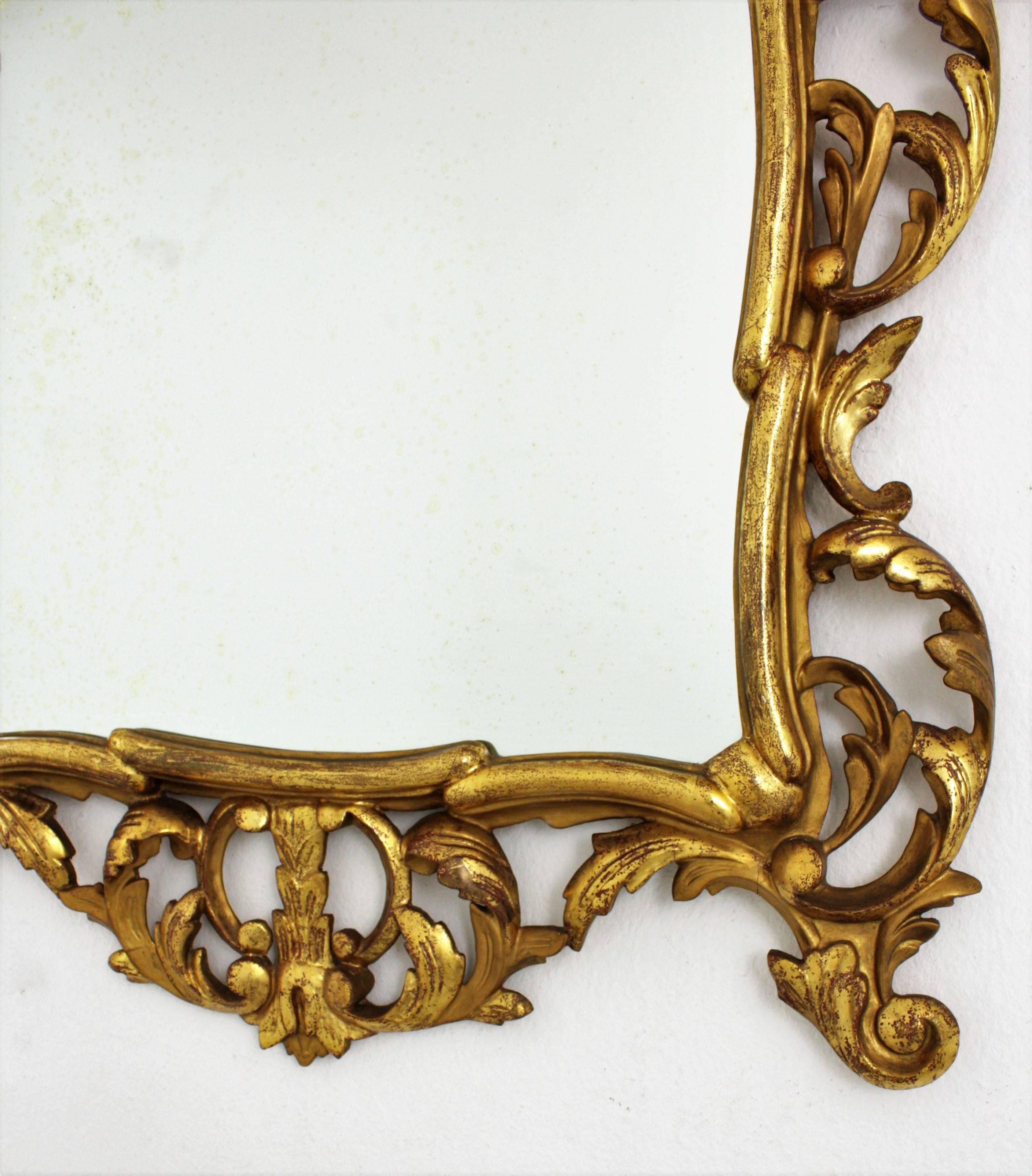 Rococò Specchio rococò spagnolo in legno dorato con stemma in vendita