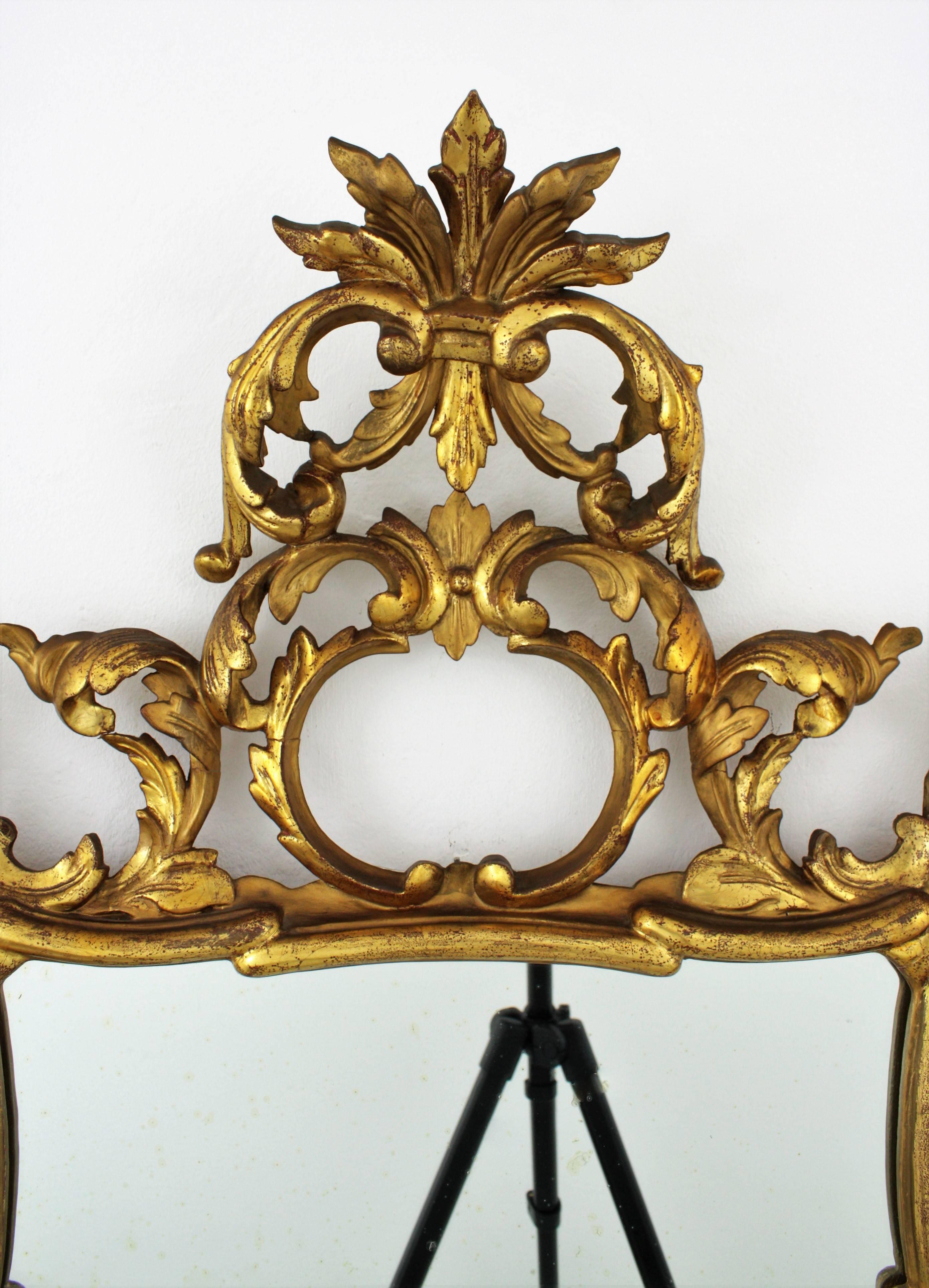 Specchio rococò spagnolo in legno dorato con stemma In condizioni buone in vendita a Barcelona, ES