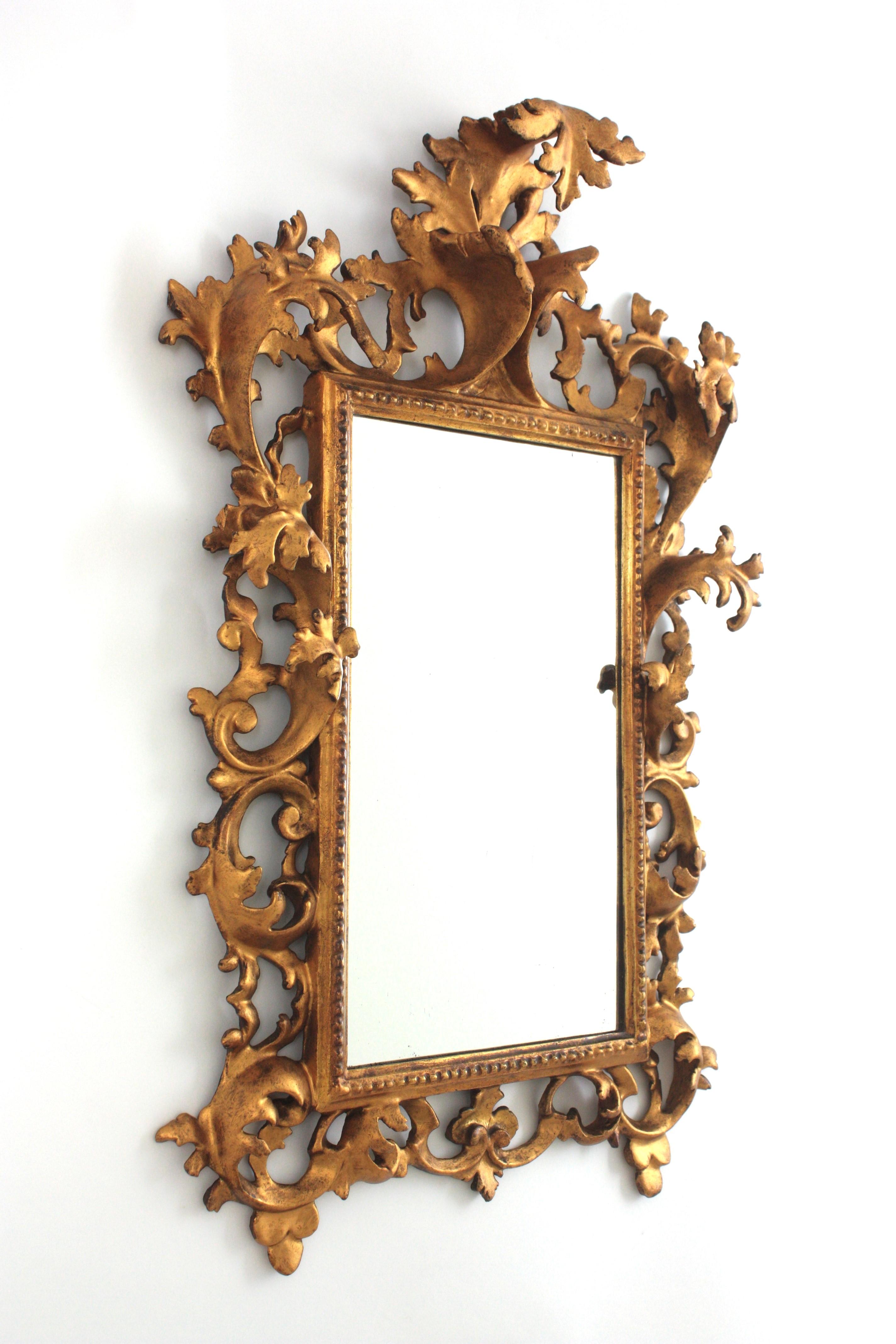 Spanish Rococo Giltwood Mirror with Foliage Carving Frame In Good Condition For Sale In Barcelona, ES