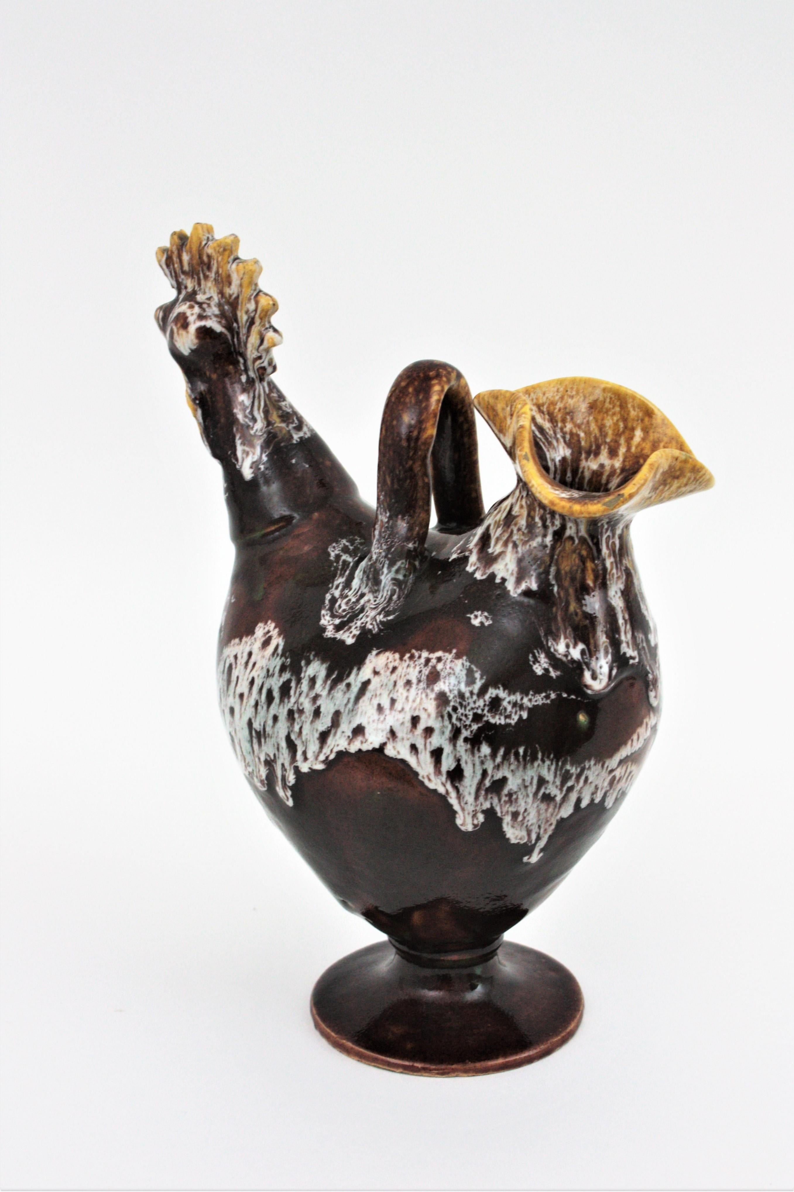 Spanish Rooster Shaped Pitcher in Brown Glazed Ceramic, 1960s In Excellent Condition For Sale In Barcelona, ES