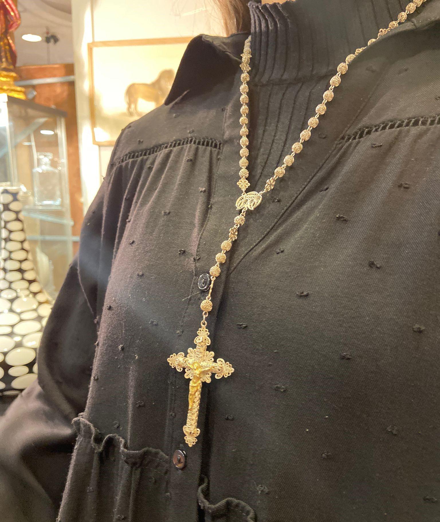 Beautiful and delicate rosary from the 19th century made of silver. Silver filigree beads and openwork cross, featuring a gilded silver Christ.
Magnificent collector's piece in very good condition for its age and use.
The rosary is configured in