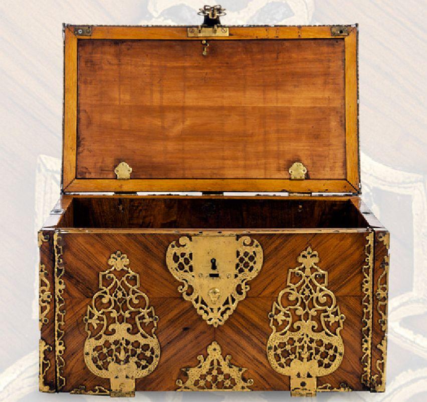 Beautiful early Spanish rosewood case in perfect condition with finest iron gilded fittings and decorative interior, Spain, circa 1720.
Great decorative object.
   