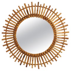 Specchio rotondo spagnolo con effetto "sunburst" in rattan, realizzato a mano, anni '60