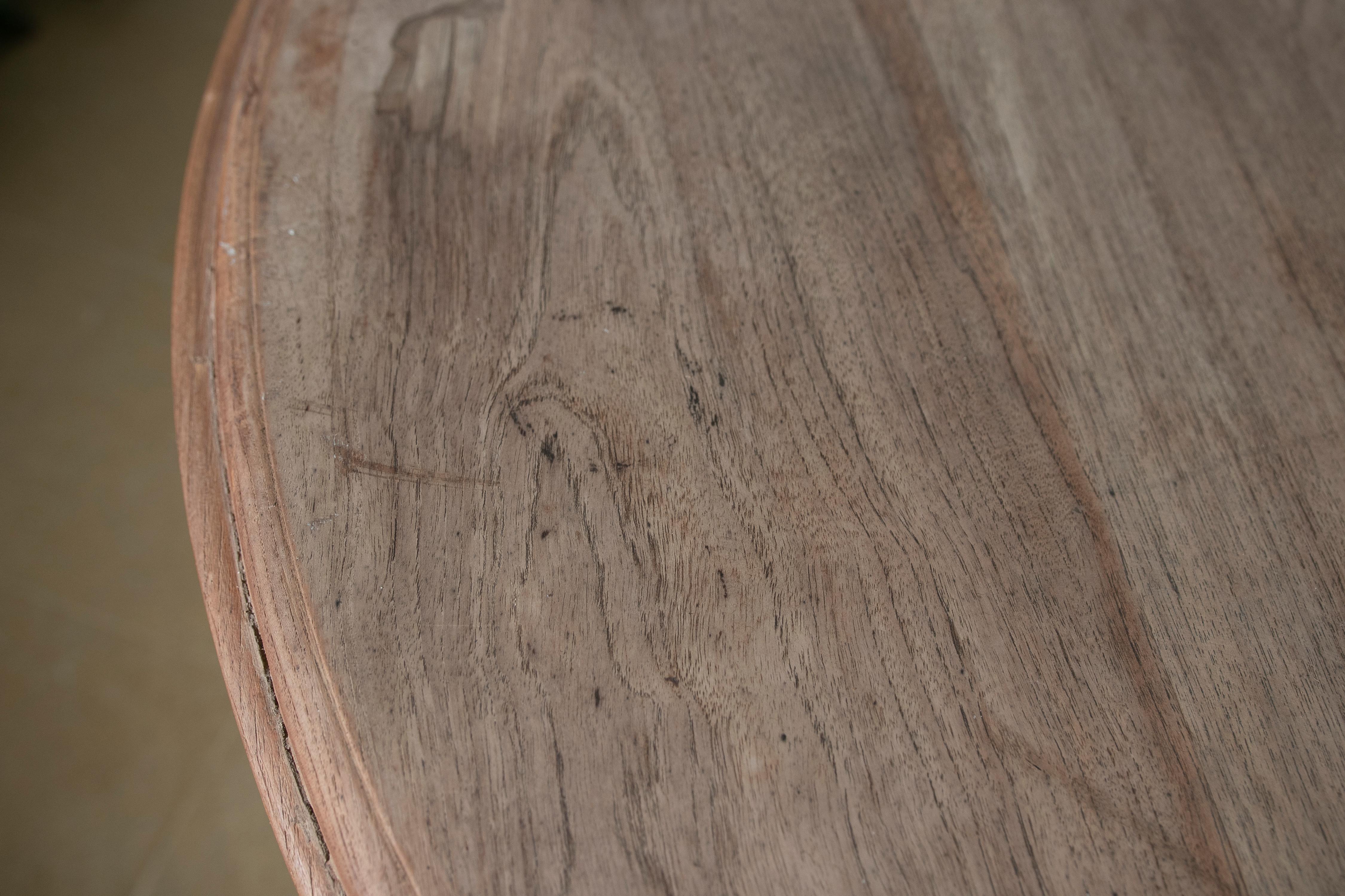 Table ronde espagnole en bois de la couleur d'origine avec pieds tournés en vente 3