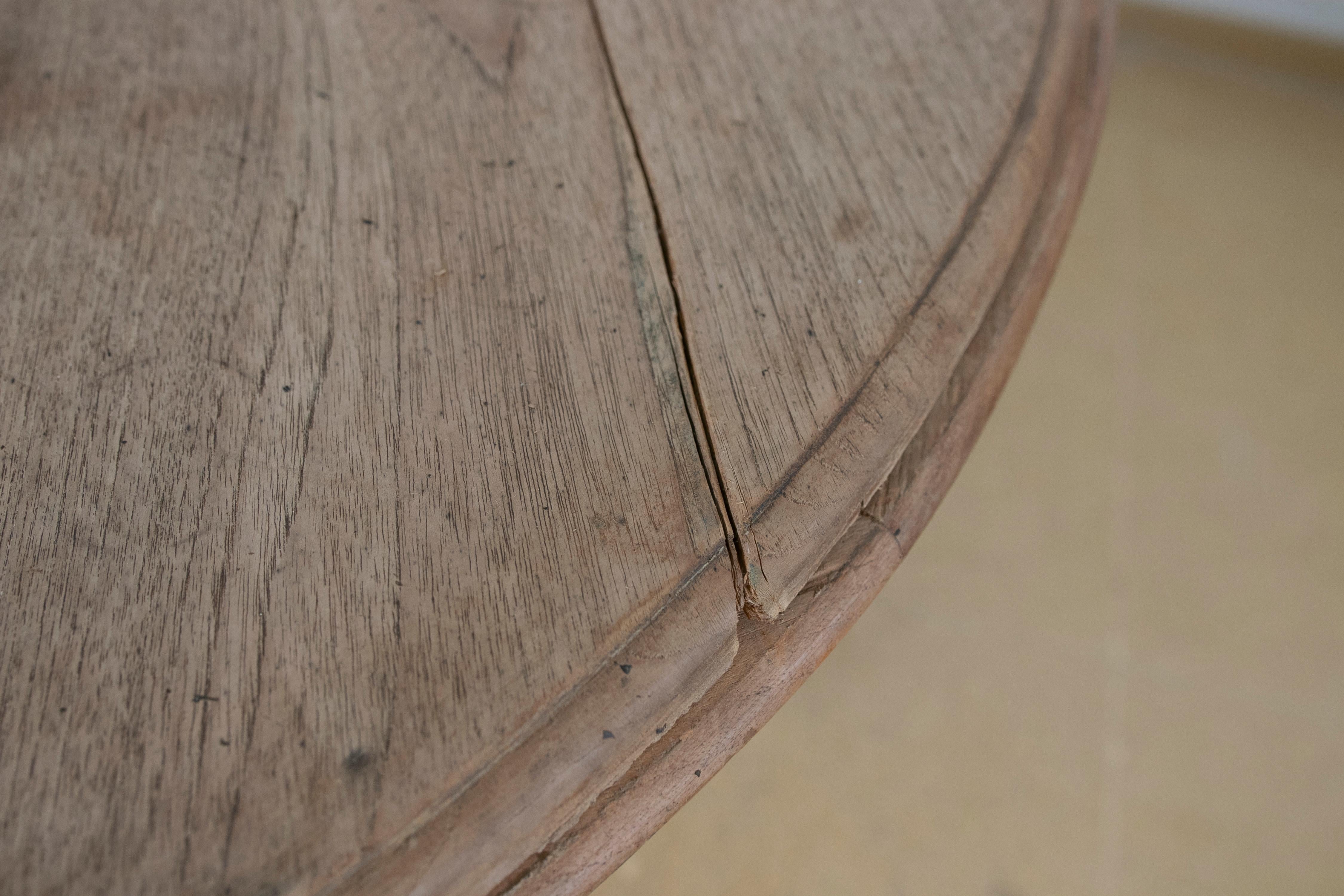 Table ronde espagnole en bois de la couleur d'origine avec pieds tournés en vente 5