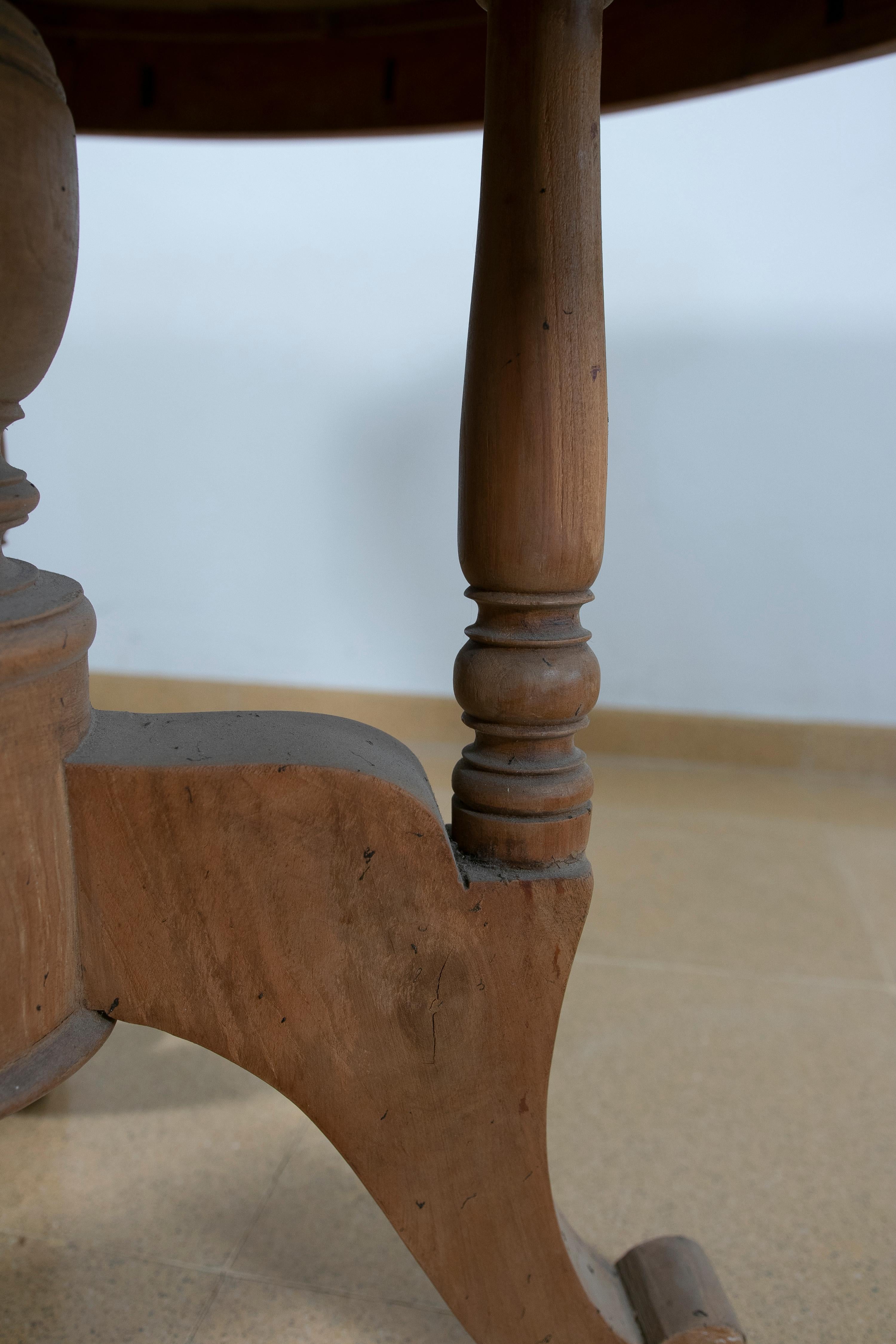 Table ronde espagnole en bois de la couleur d'origine avec pieds tournés en vente 9