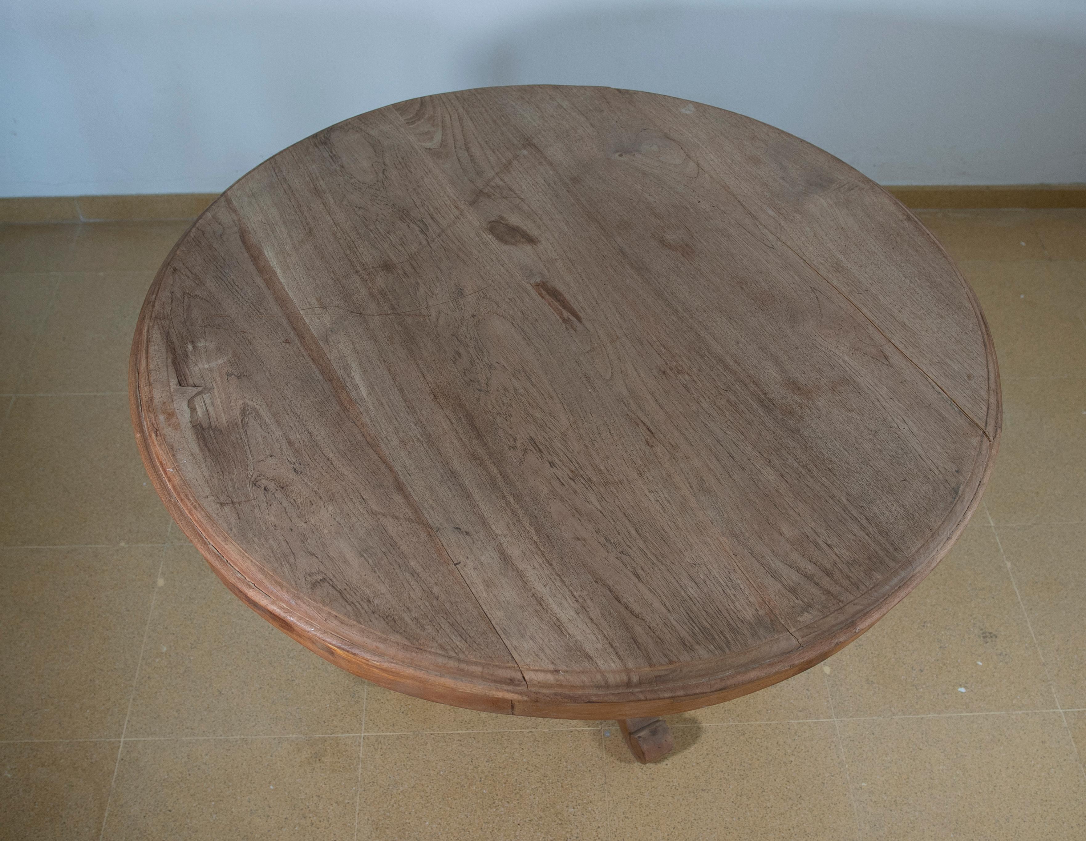 Table ronde espagnole en bois de la couleur d'origine avec pieds tournés en vente 10