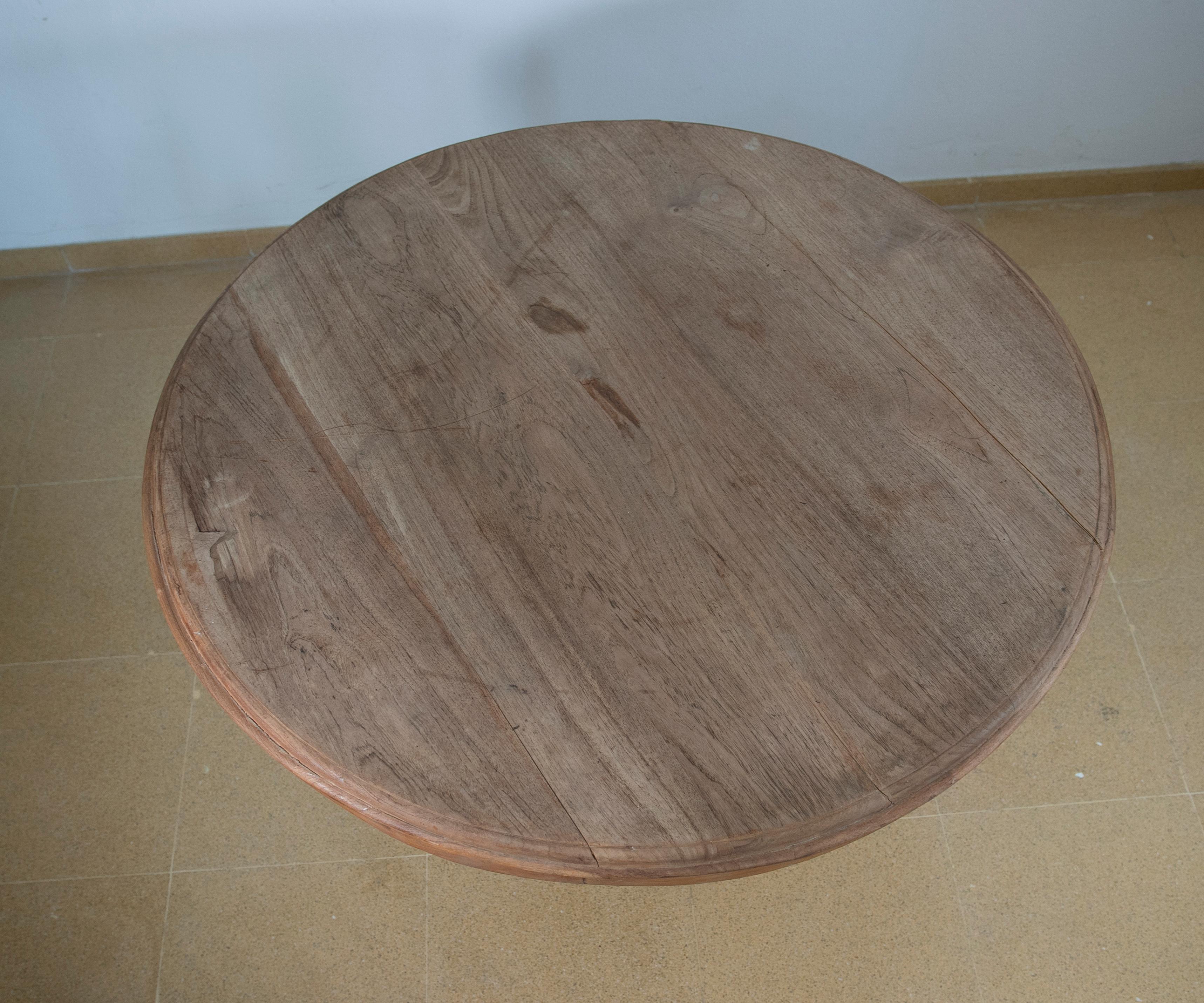 Table ronde espagnole en bois de la couleur d'origine avec pieds tournés en vente 11